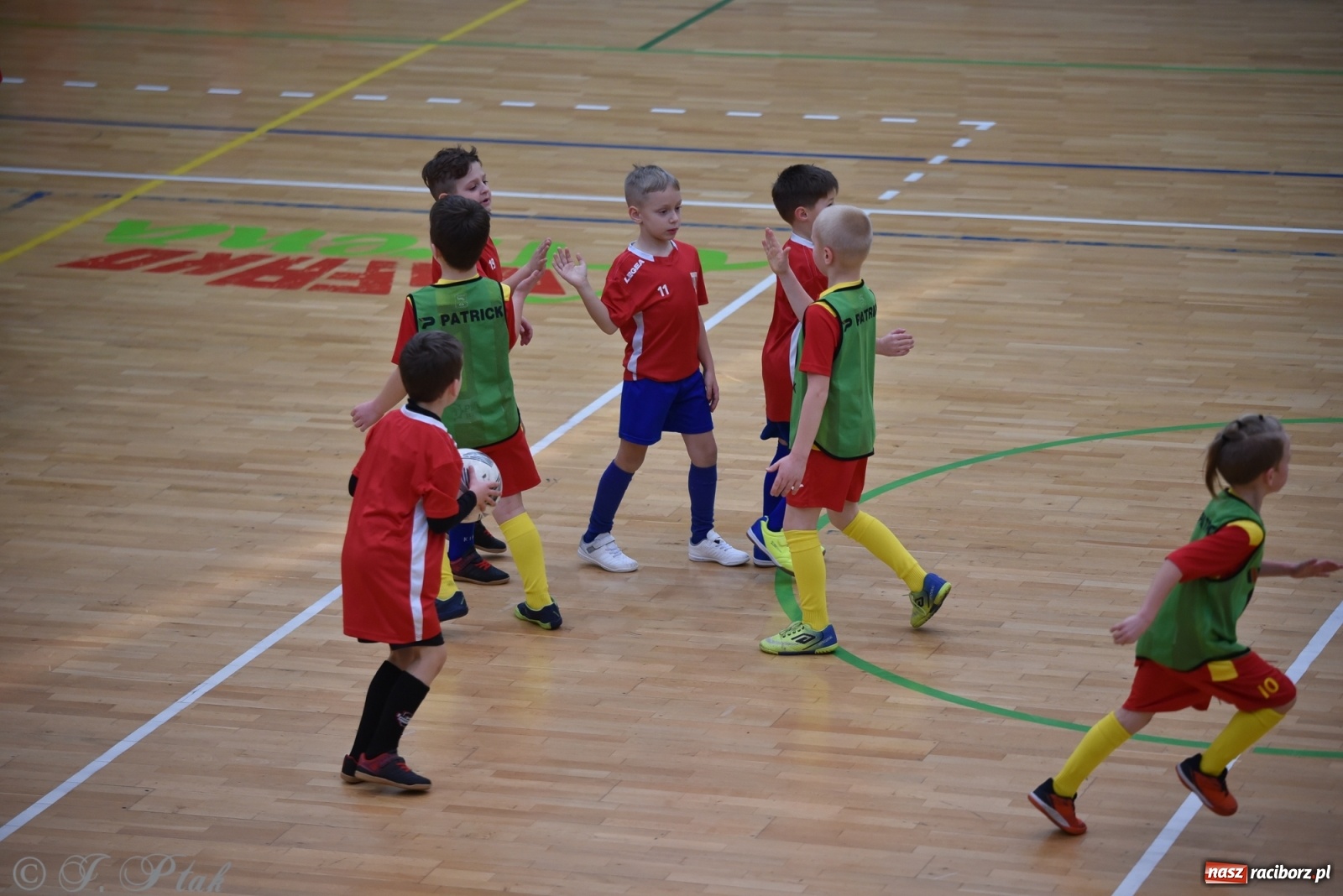 Zdjęcie w galerii na portalu naszraciborz.pl: Piłkarska rywalizacja żaków w Arenie Rafako [FOTO] wiadomości z regionu