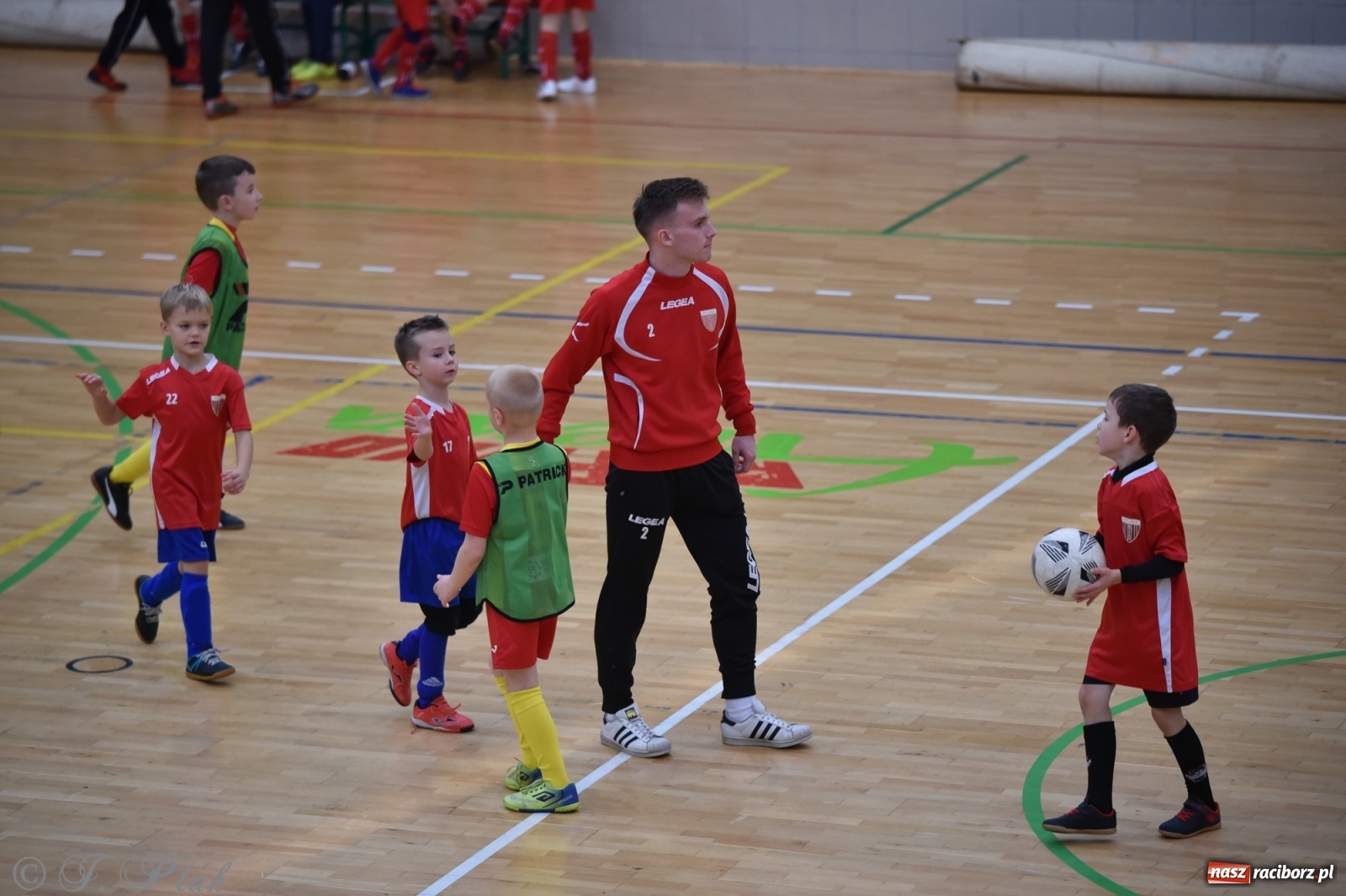 Zdjęcie w galerii na portalu naszraciborz.pl: Piłkarska rywalizacja żaków w Arenie Rafako [FOTO] wiadomości z regionu