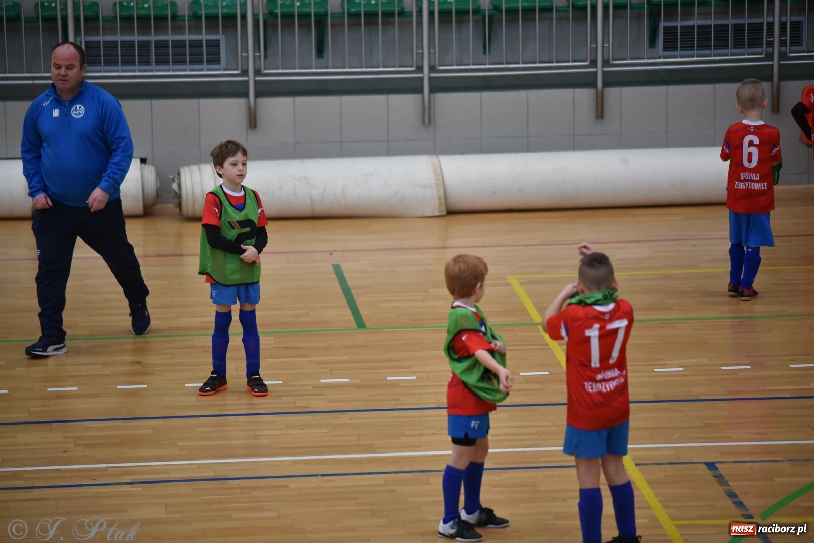 Zdjęcie w galerii na portalu naszraciborz.pl: Piłkarska rywalizacja żaków w Arenie Rafako [FOTO] wiadomości z regionu