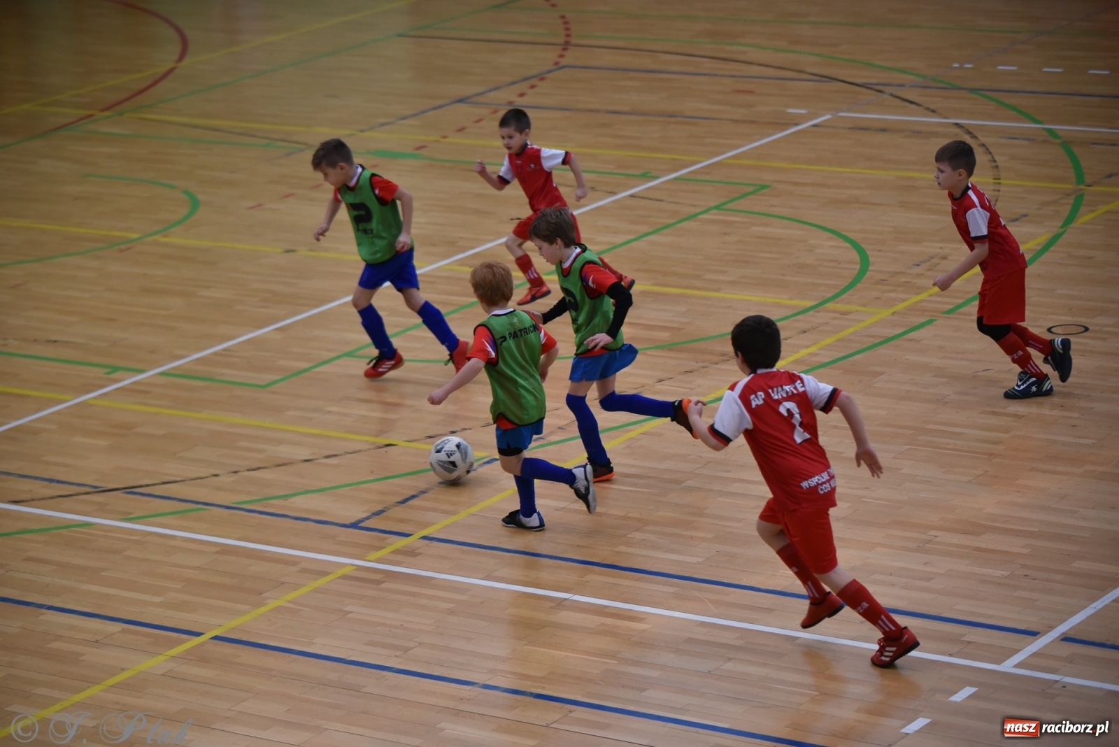 Zdjęcie w galerii na portalu naszraciborz.pl: Piłkarska rywalizacja żaków w Arenie Rafako [FOTO] wiadomości z regionu