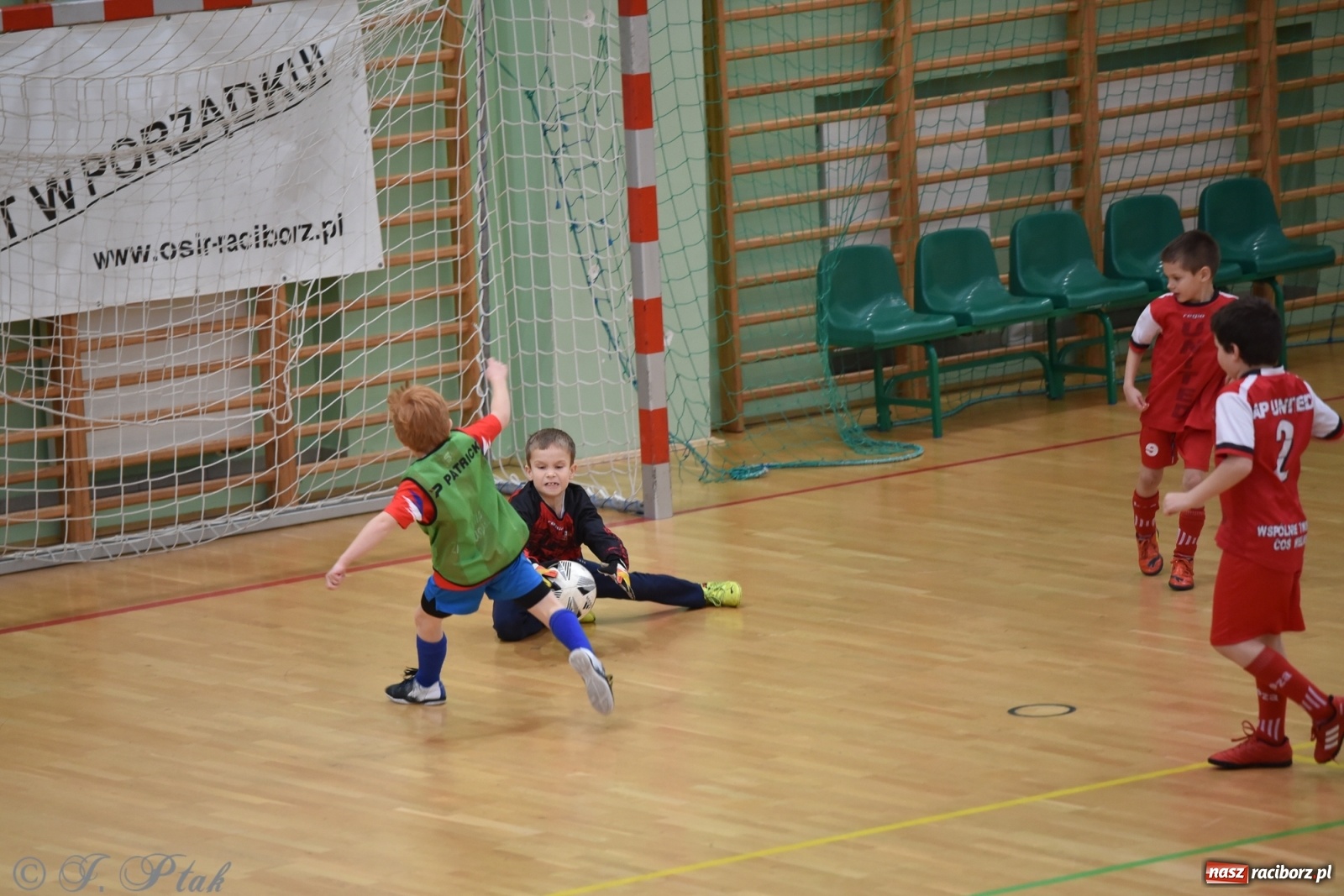Zdjęcie w galerii na portalu naszraciborz.pl: Piłkarska rywalizacja żaków w Arenie Rafako [FOTO] wiadomości z regionu