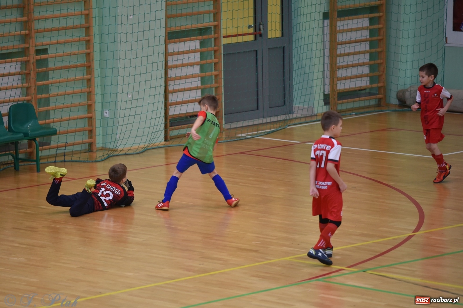 Zdjęcie w galerii na portalu naszraciborz.pl: Piłkarska rywalizacja żaków w Arenie Rafako [FOTO] wiadomości z regionu