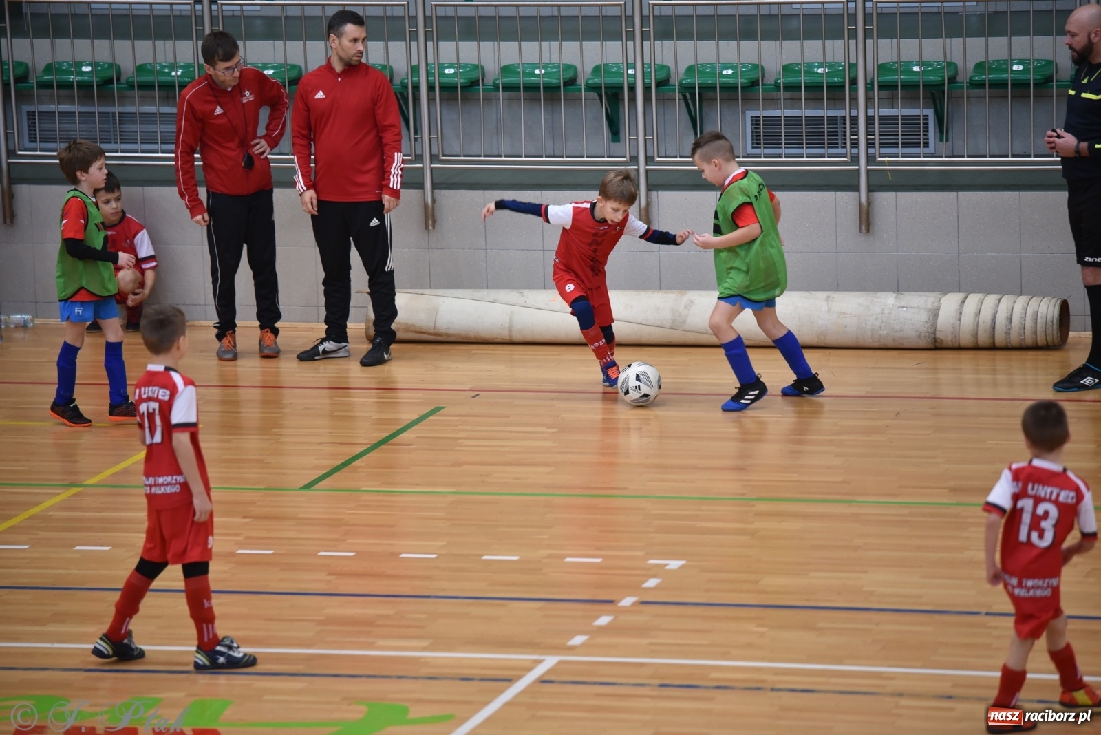 Zdjęcie w galerii na portalu naszraciborz.pl: Piłkarska rywalizacja żaków w Arenie Rafako [FOTO] wiadomości z regionu