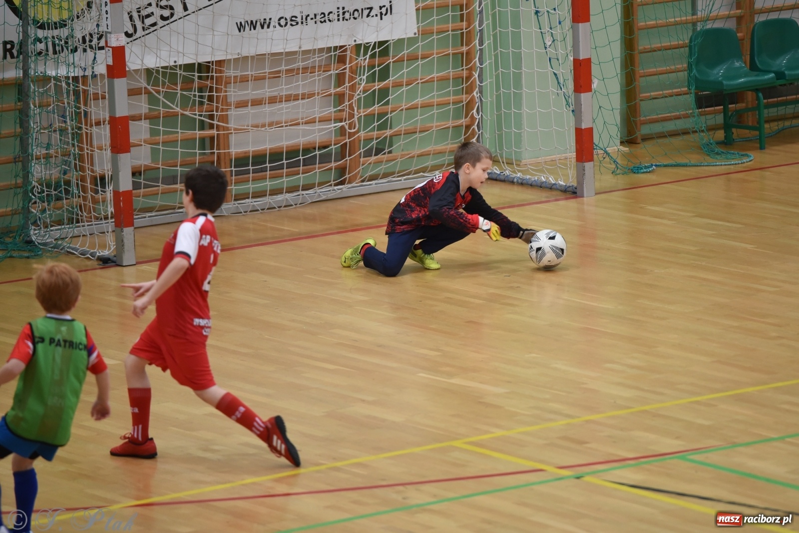 Zdjęcie w galerii na portalu naszraciborz.pl: Piłkarska rywalizacja żaków w Arenie Rafako [FOTO] wiadomości z regionu