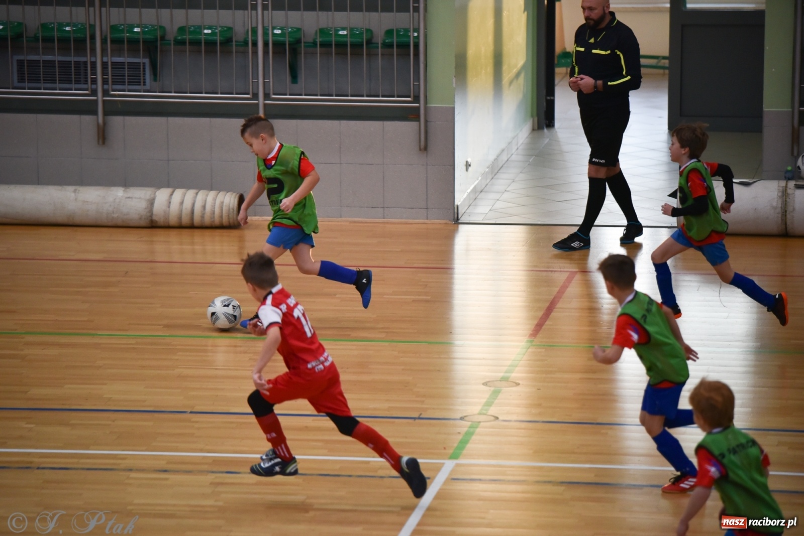 Zdjęcie w galerii na portalu naszraciborz.pl: Piłkarska rywalizacja żaków w Arenie Rafako [FOTO] wiadomości z regionu