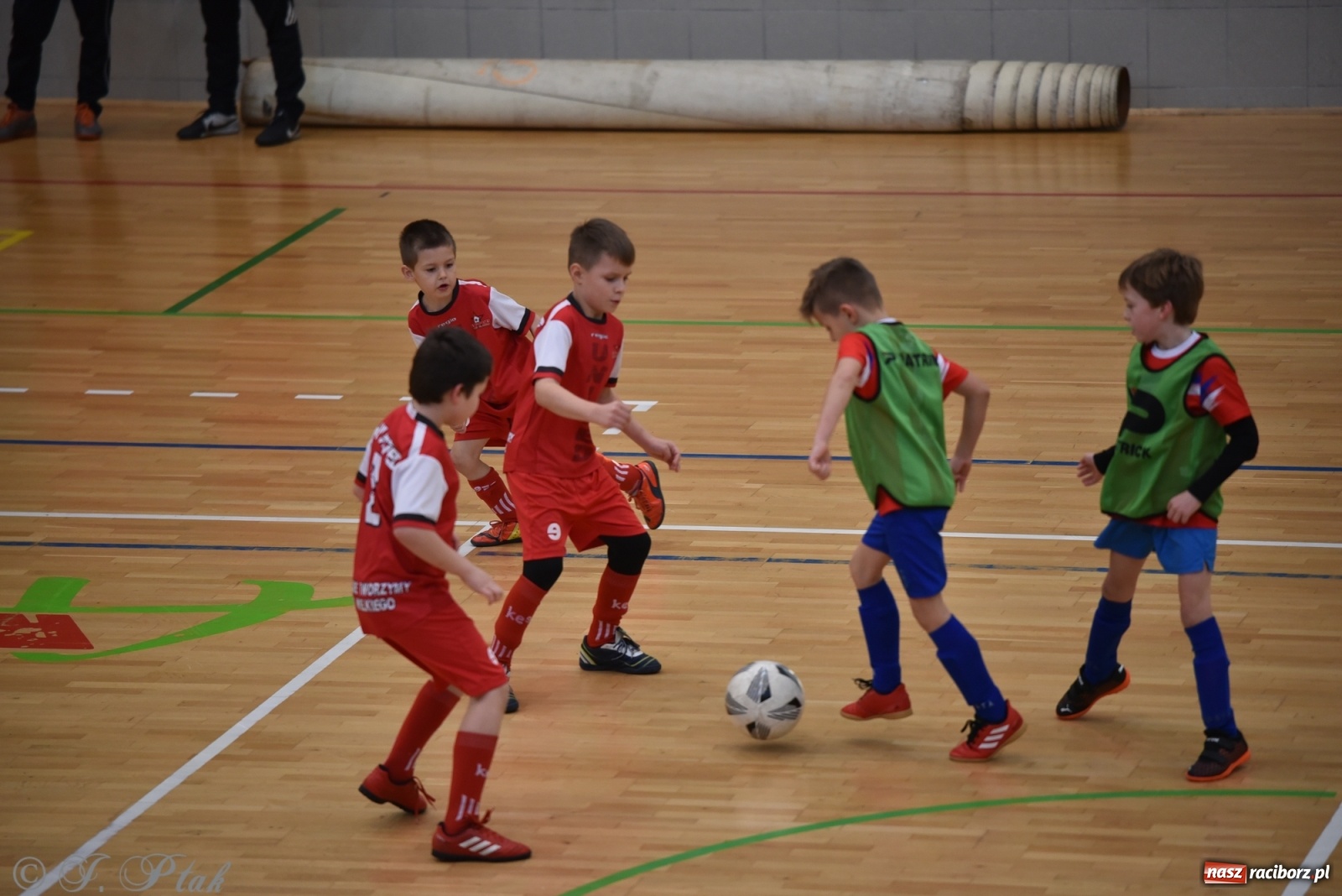 Zdjęcie w galerii na portalu naszraciborz.pl: Piłkarska rywalizacja żaków w Arenie Rafako [FOTO] wiadomości z regionu