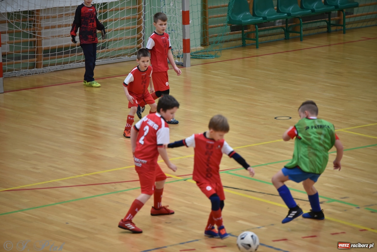 Zdjęcie w galerii na portalu naszraciborz.pl: Piłkarska rywalizacja żaków w Arenie Rafako [FOTO] wiadomości z regionu
