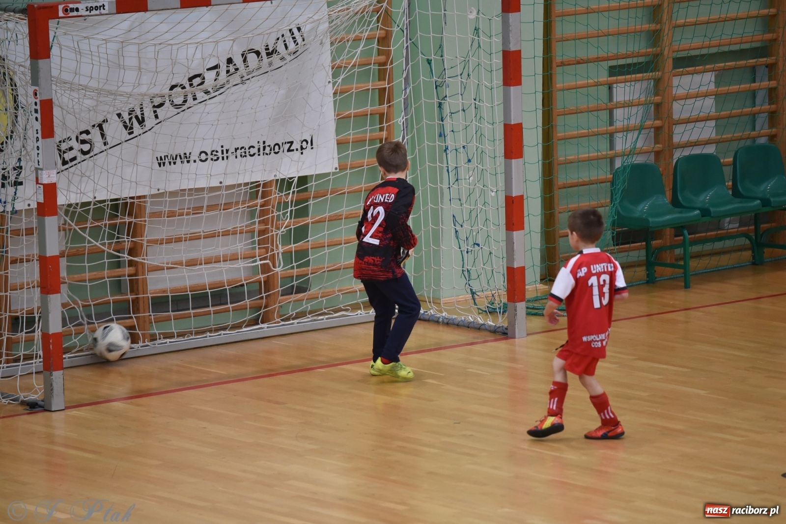 Zdjęcie w galerii na portalu naszraciborz.pl: Piłkarska rywalizacja żaków w Arenie Rafako [FOTO] wiadomości z regionu