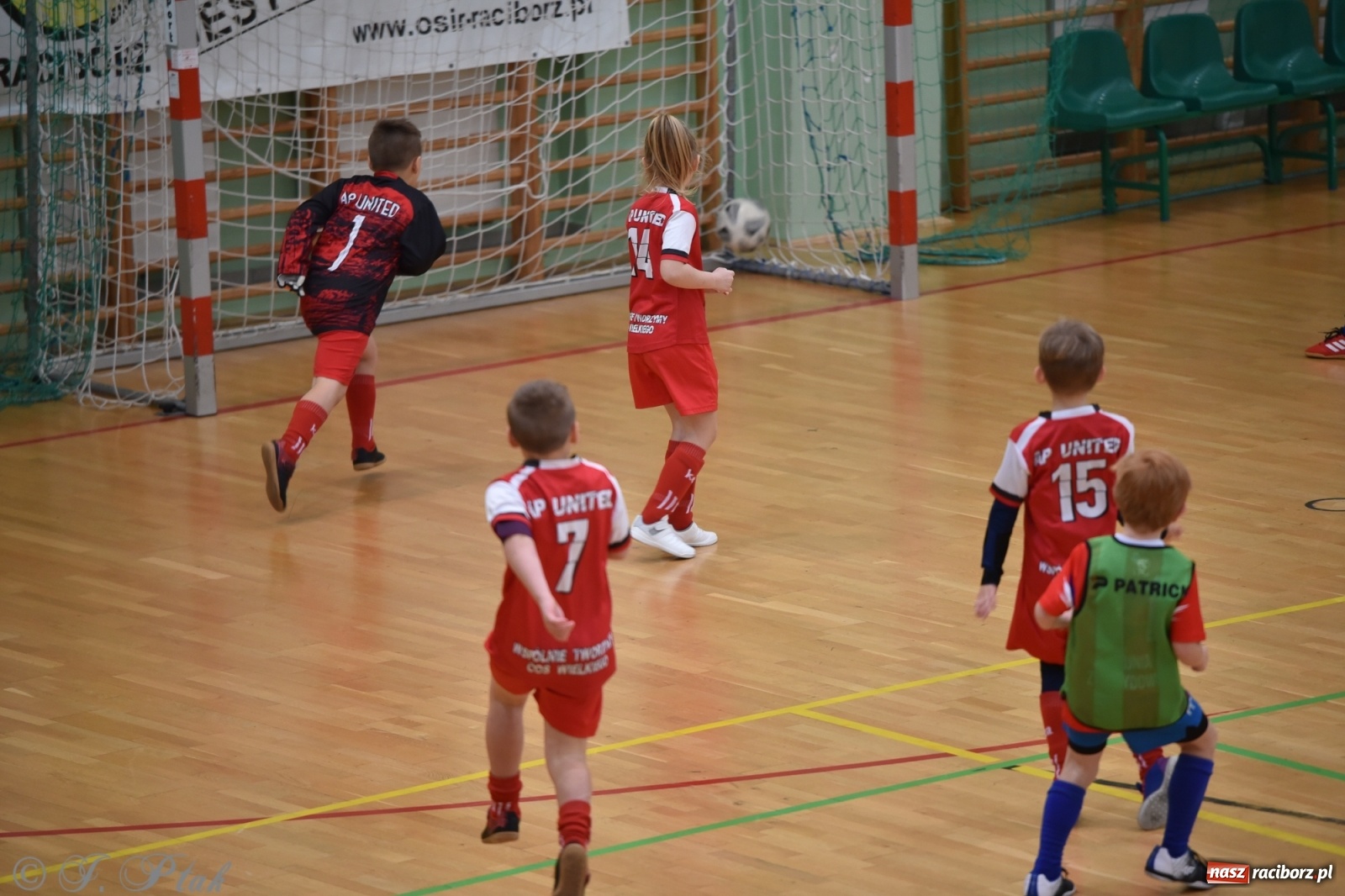 Zdjęcie w galerii na portalu naszraciborz.pl: Piłkarska rywalizacja żaków w Arenie Rafako [FOTO] wiadomości z regionu