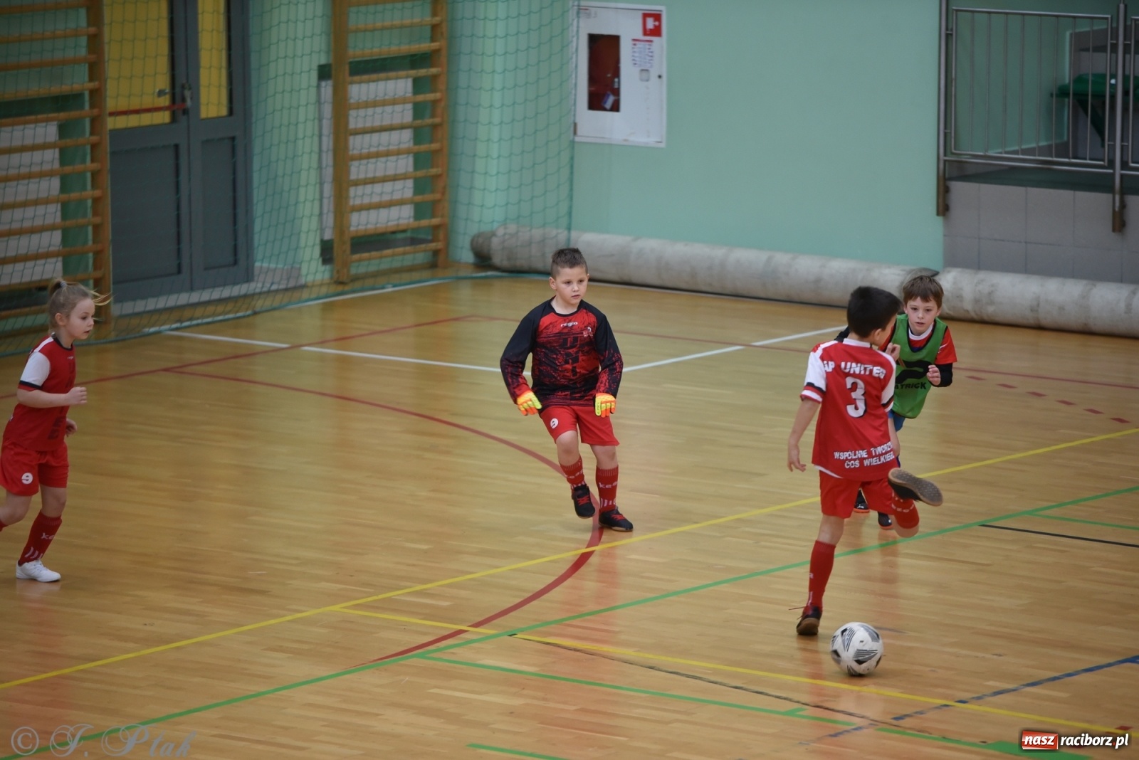 Zdjęcie w galerii na portalu naszraciborz.pl: Piłkarska rywalizacja żaków w Arenie Rafako [FOTO] wiadomości z regionu
