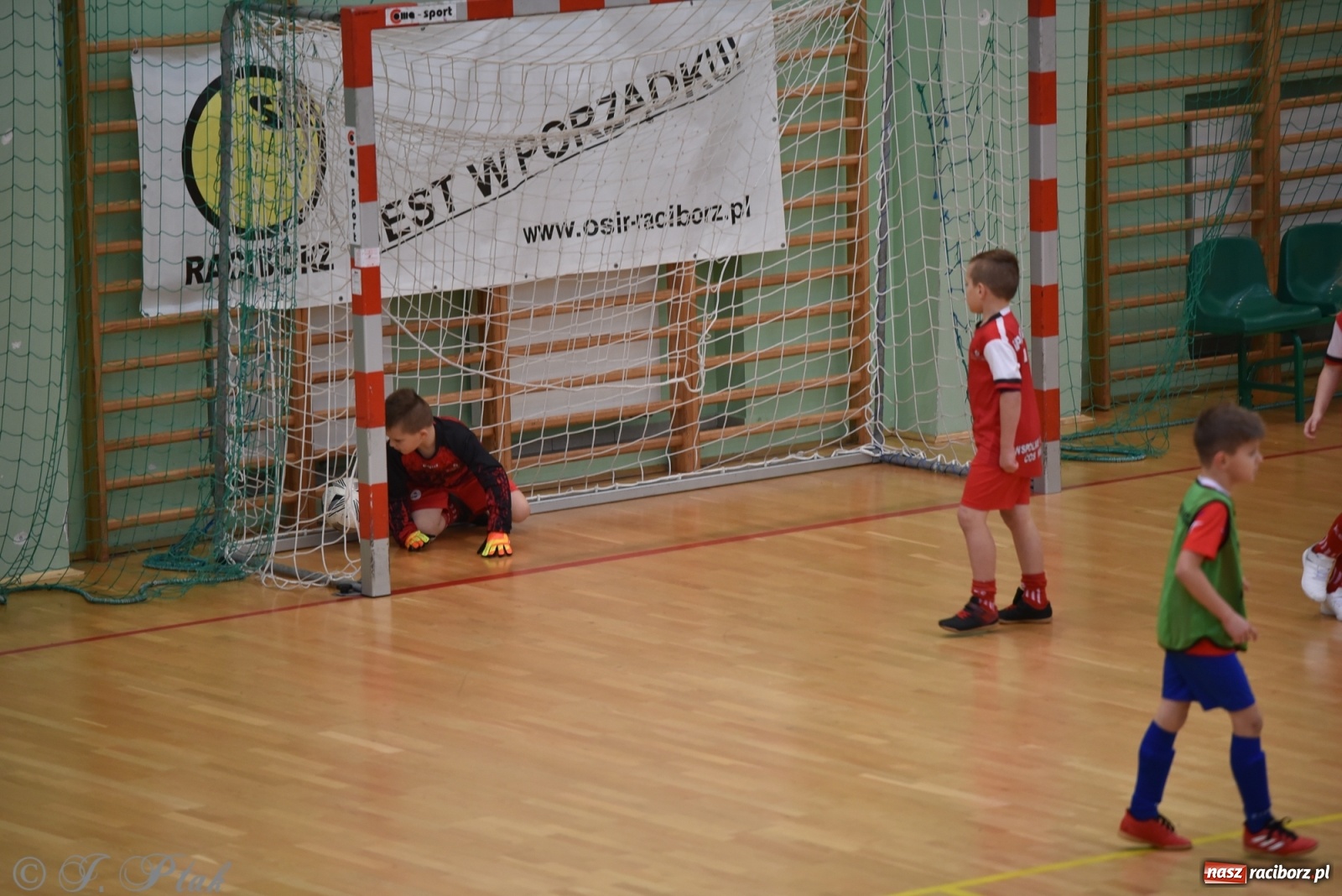Zdjęcie w galerii na portalu naszraciborz.pl: Piłkarska rywalizacja żaków w Arenie Rafako [FOTO] wiadomości z regionu