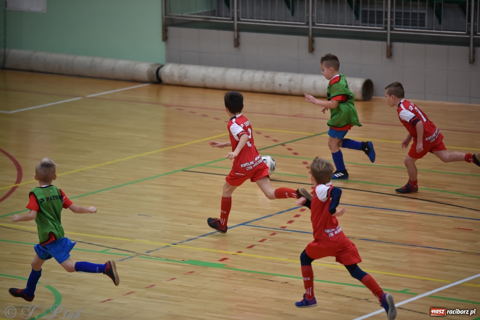 Zdjęcie w galerii na portalu naszraciborz.pl: Piłkarska rywalizacja żaków w Arenie Rafako [FOTO] wiadomości z regionu