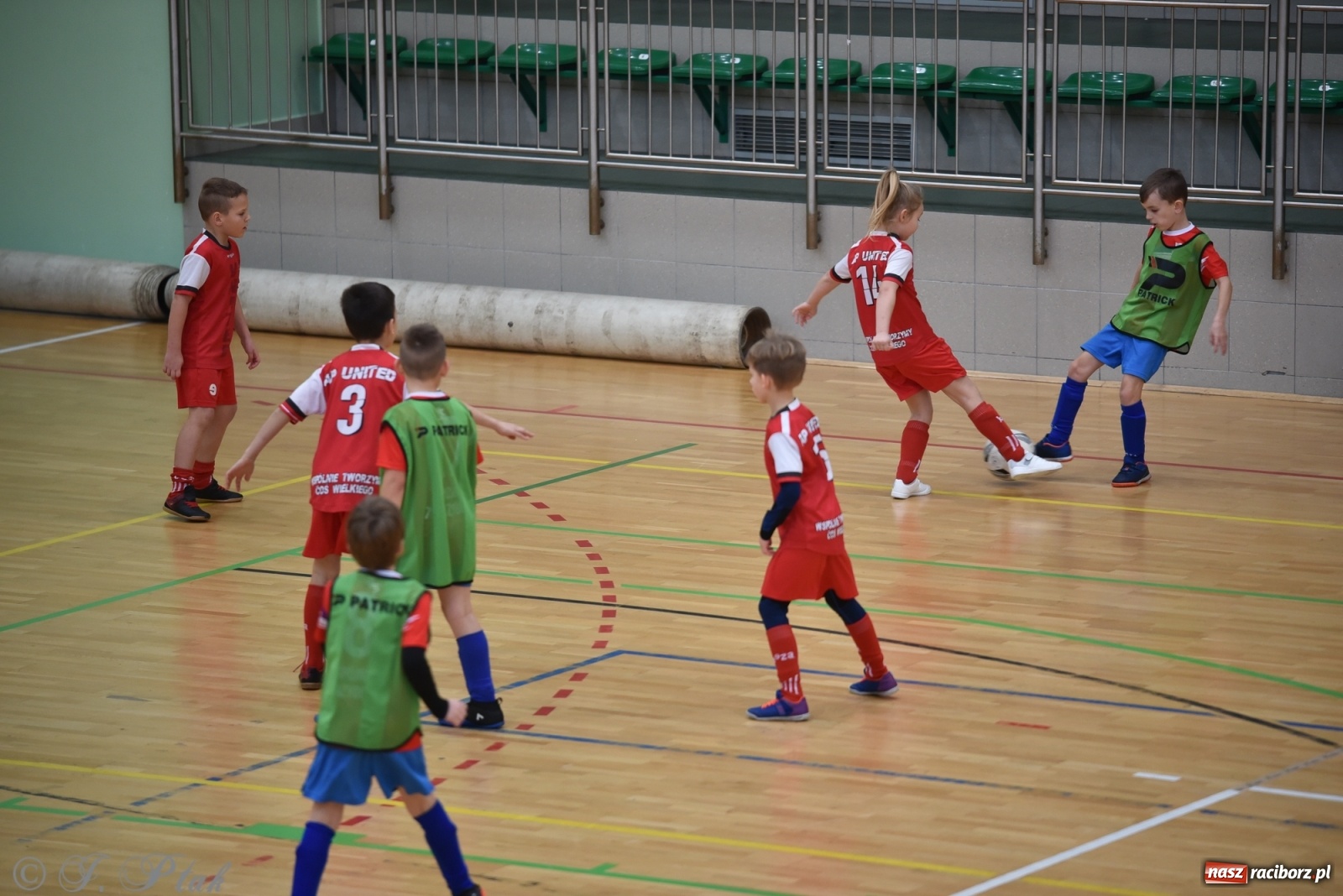 Zdjęcie w galerii na portalu naszraciborz.pl: Piłkarska rywalizacja żaków w Arenie Rafako [FOTO] wiadomości z regionu