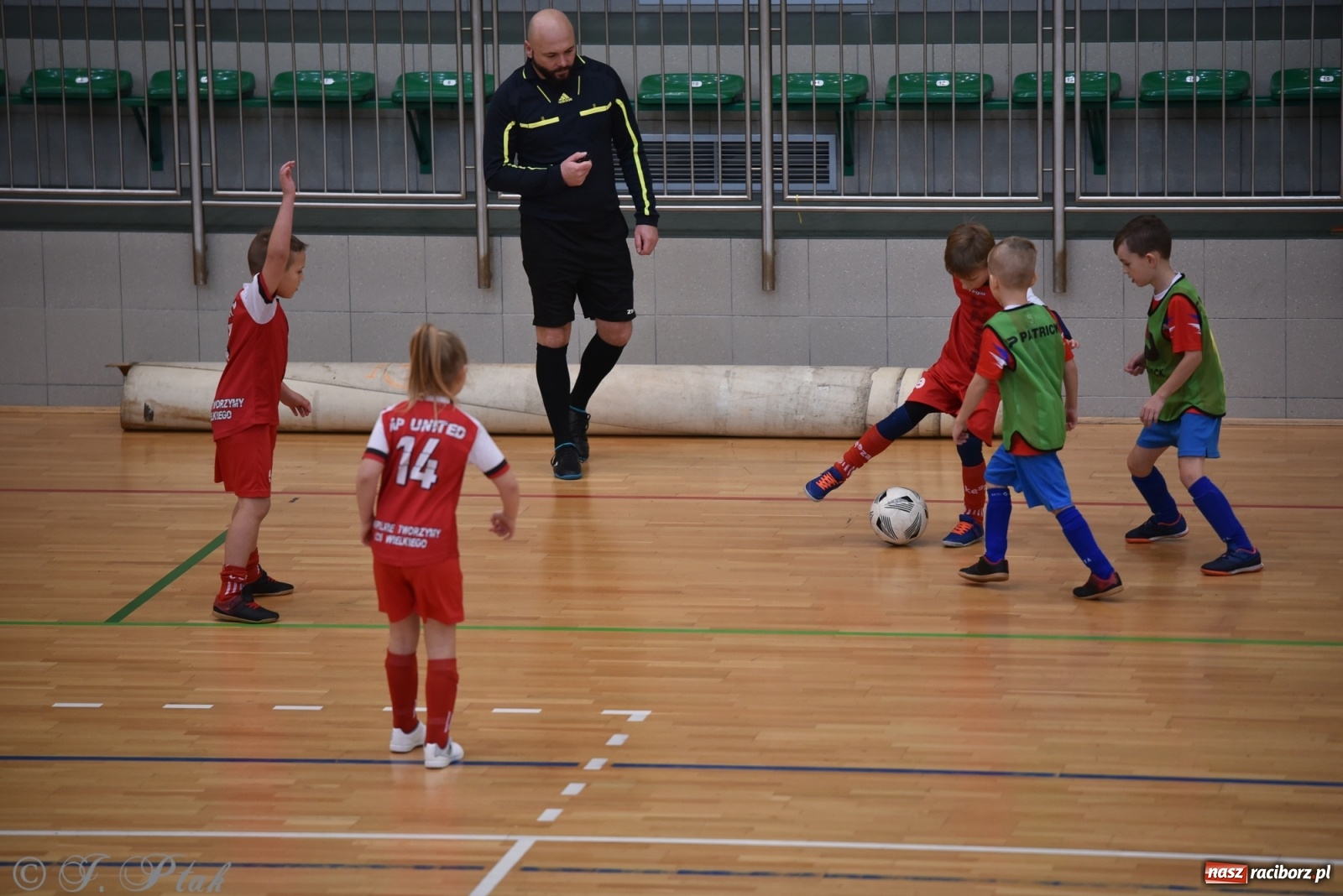 Zdjęcie w galerii na portalu naszraciborz.pl: Piłkarska rywalizacja żaków w Arenie Rafako [FOTO] wiadomości z regionu