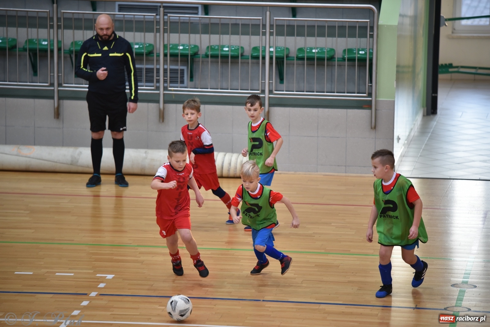 Zdjęcie w galerii na portalu naszraciborz.pl: Piłkarska rywalizacja żaków w Arenie Rafako [FOTO] wiadomości z regionu