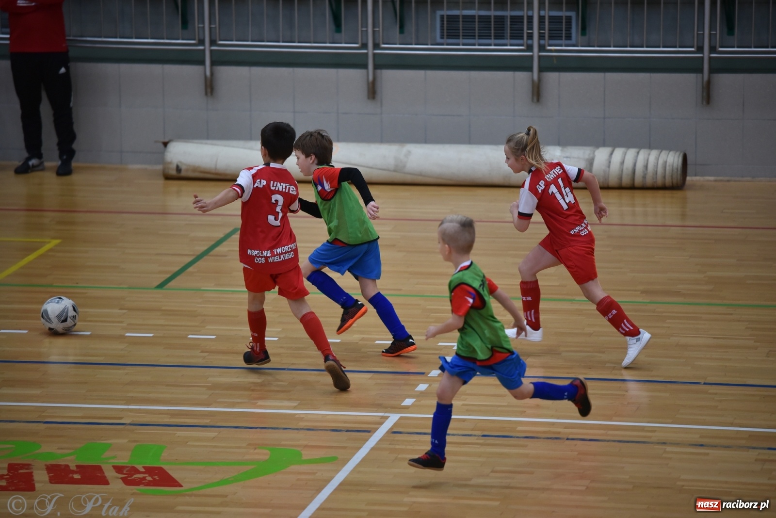 Zdjęcie w galerii na portalu naszraciborz.pl: Piłkarska rywalizacja żaków w Arenie Rafako [FOTO] wiadomości z regionu