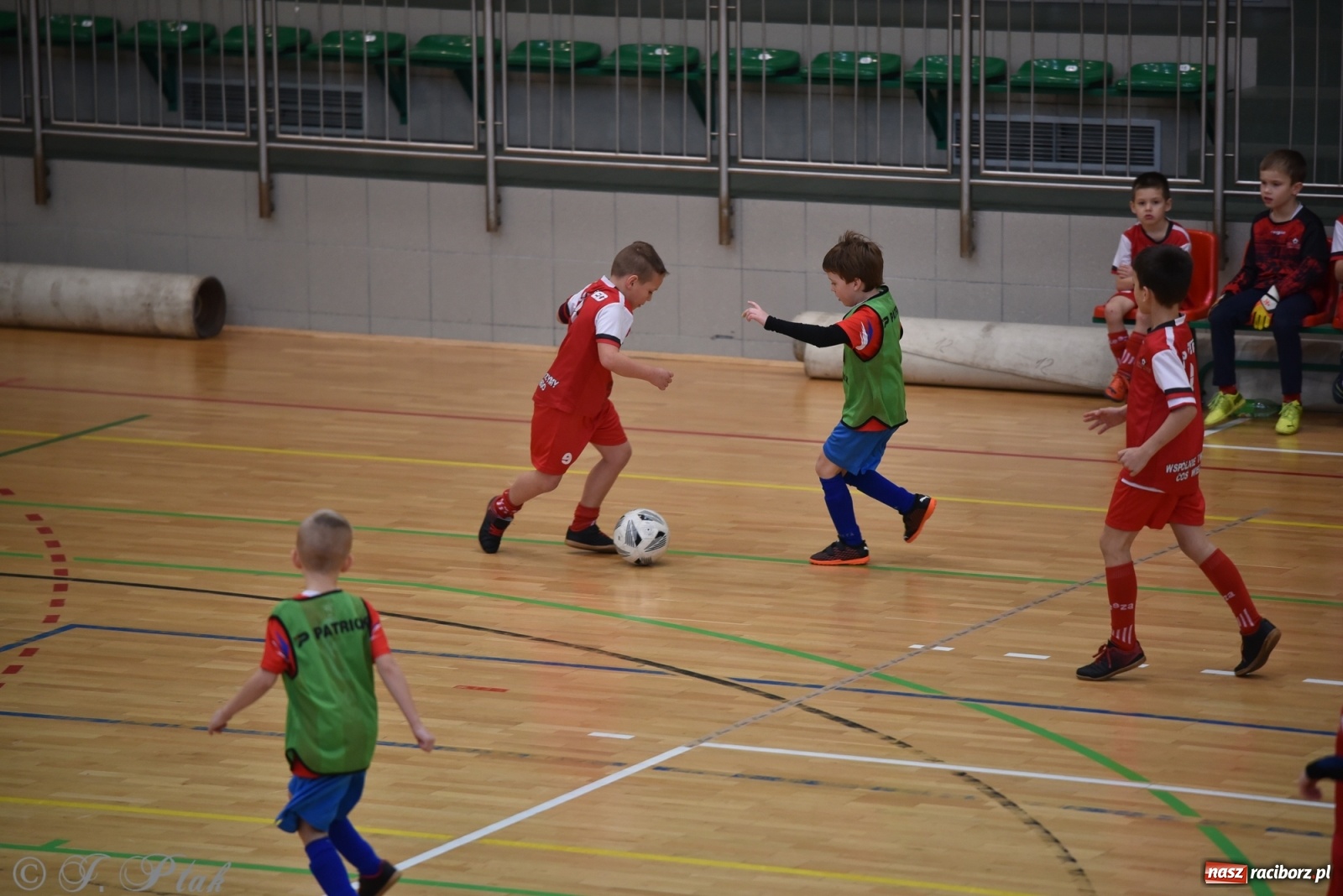 Zdjęcie w galerii na portalu naszraciborz.pl: Piłkarska rywalizacja żaków w Arenie Rafako [FOTO] wiadomości z regionu