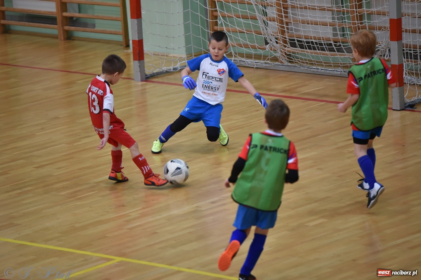 Zdjęcie w galerii na portalu naszraciborz.pl: Piłkarska rywalizacja żaków w Arenie Rafako [FOTO] wiadomości z regionu