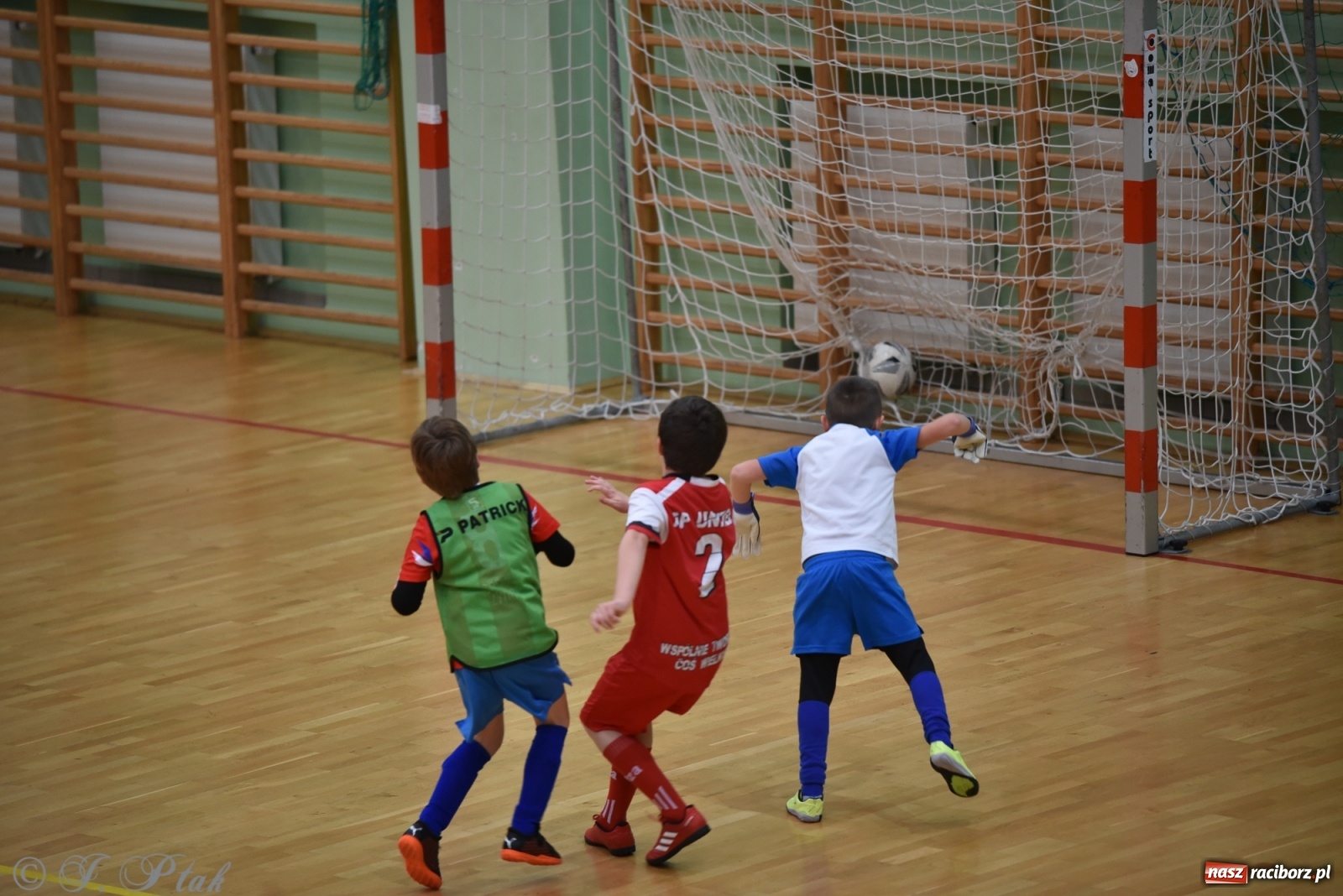 Zdjęcie w galerii na portalu naszraciborz.pl: Piłkarska rywalizacja żaków w Arenie Rafako [FOTO] wiadomości z regionu