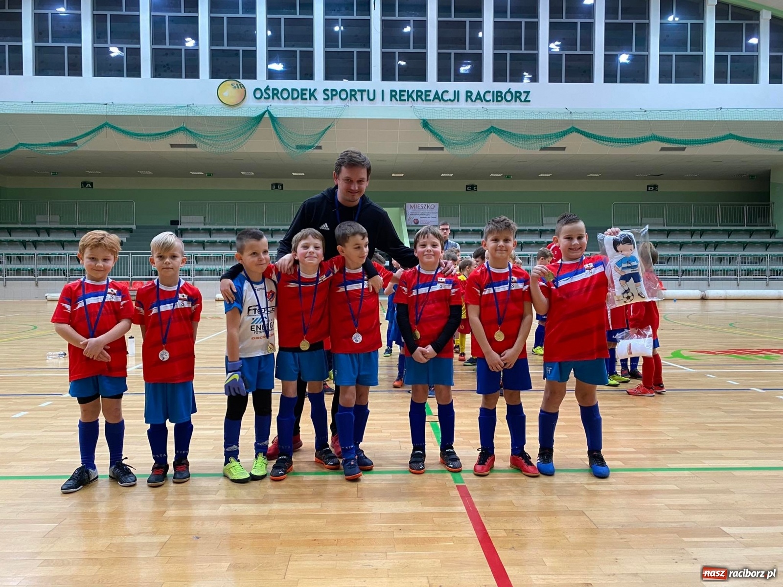 Zdjęcie w galerii na portalu naszraciborz.pl: Piłkarska rywalizacja żaków w Arenie Rafako [FOTO] wiadomości z regionu