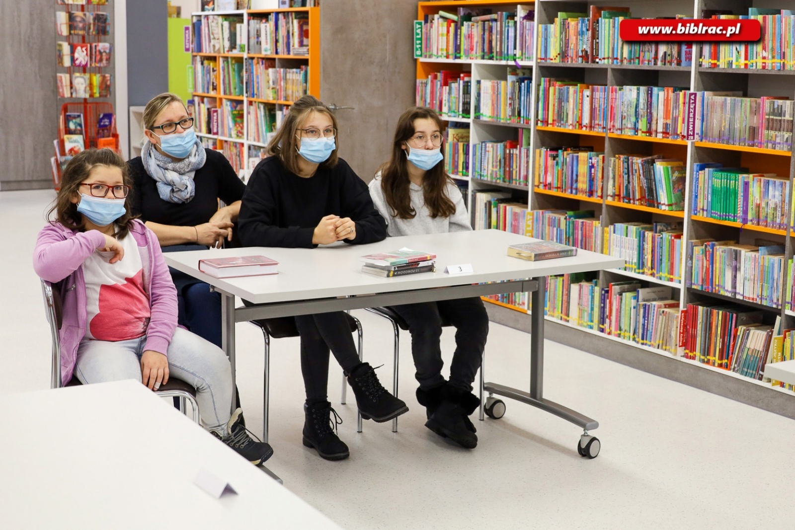 Zdjęcie w galerii na portalu naszraciborz.pl: Tajemniczy ogród. W miejskiej książnicy rozstrzygnięto rodzinny konkurs czytelniczy wiadomości z regionu