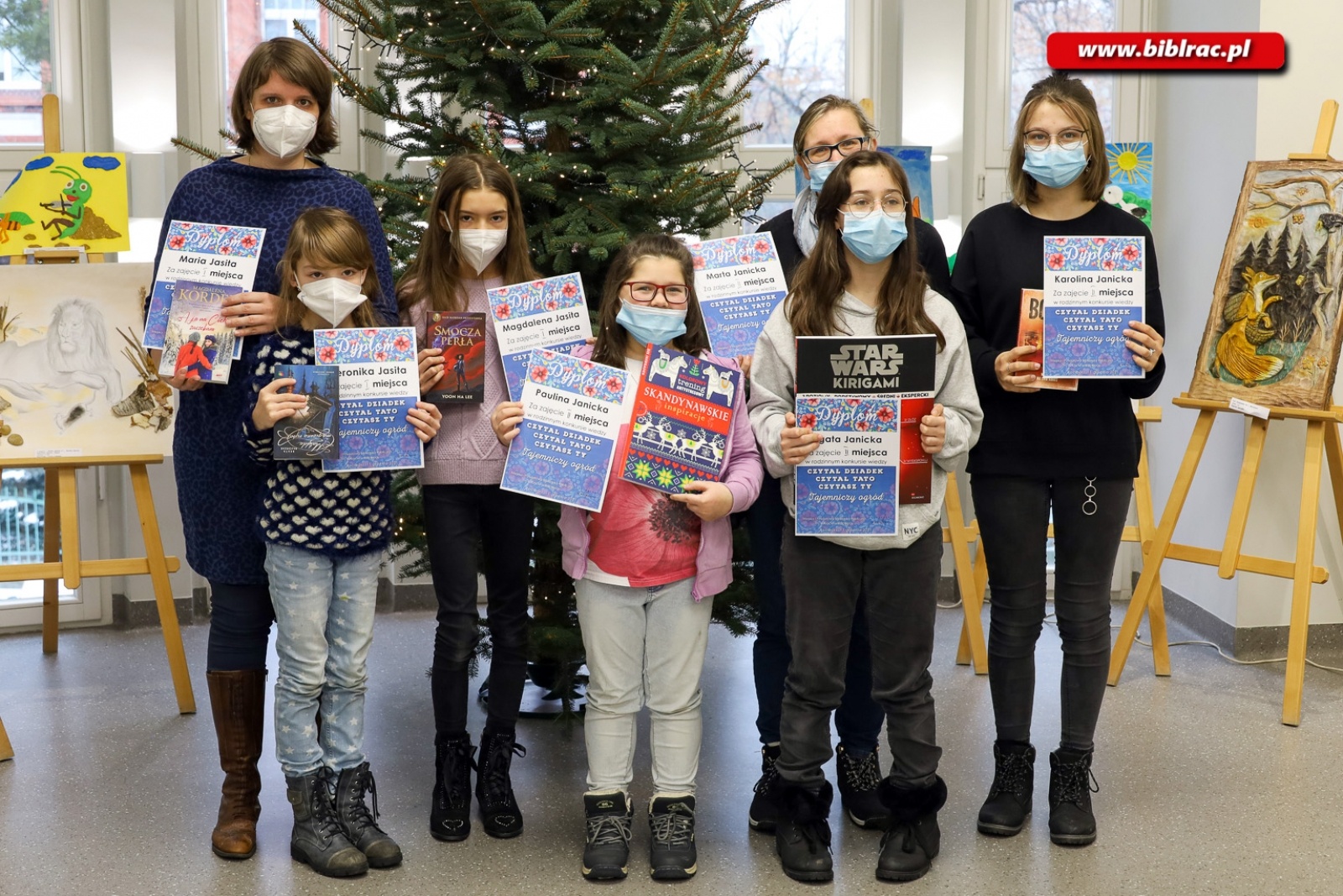 Zdjęcie w galerii na portalu naszraciborz.pl: Tajemniczy ogród. W miejskiej książnicy rozstrzygnięto rodzinny konkurs czytelniczy wiadomości z regionu