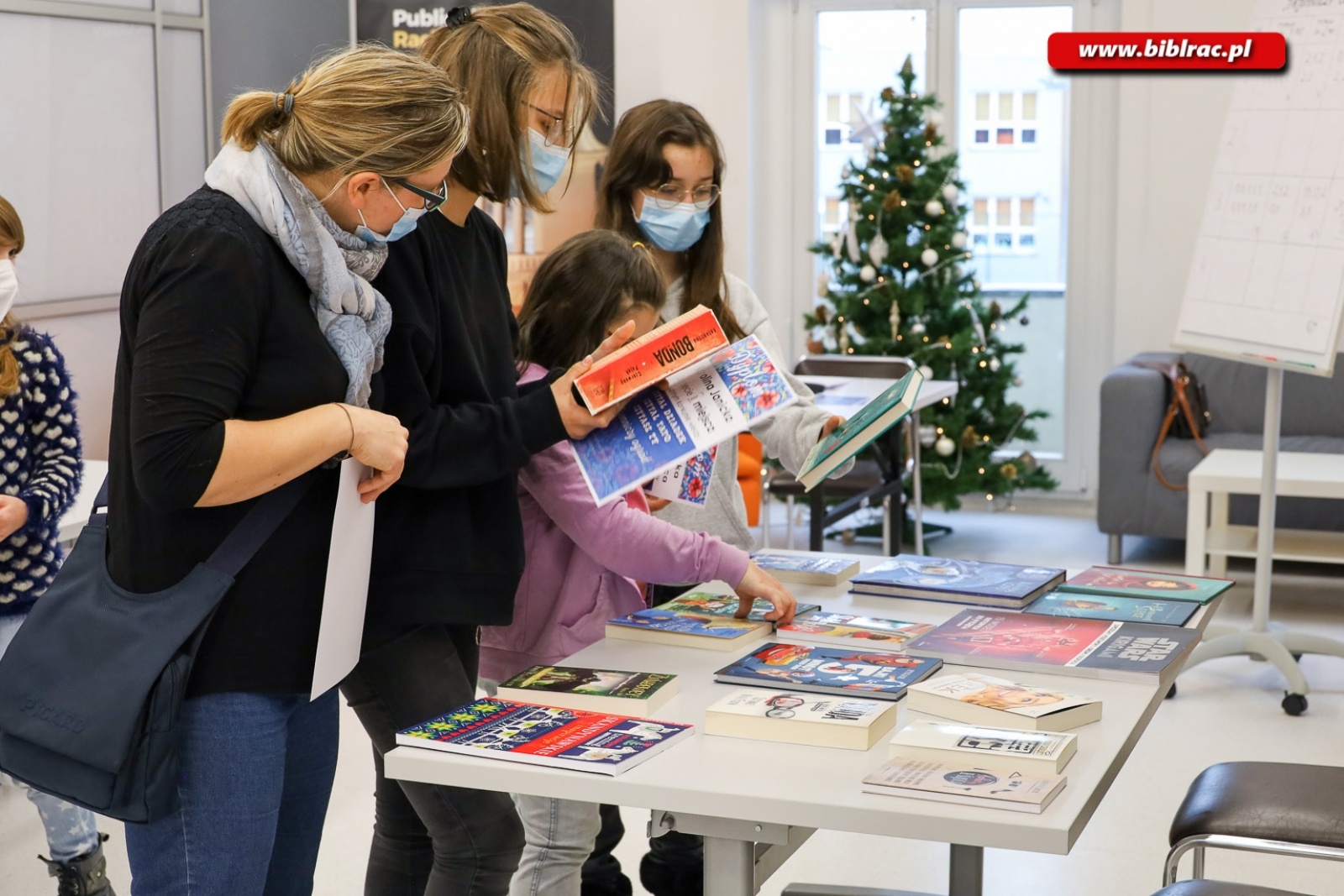 Zdjęcie w galerii na portalu naszraciborz.pl: Tajemniczy ogród. W miejskiej książnicy rozstrzygnięto rodzinny konkurs czytelniczy wiadomości z regionu