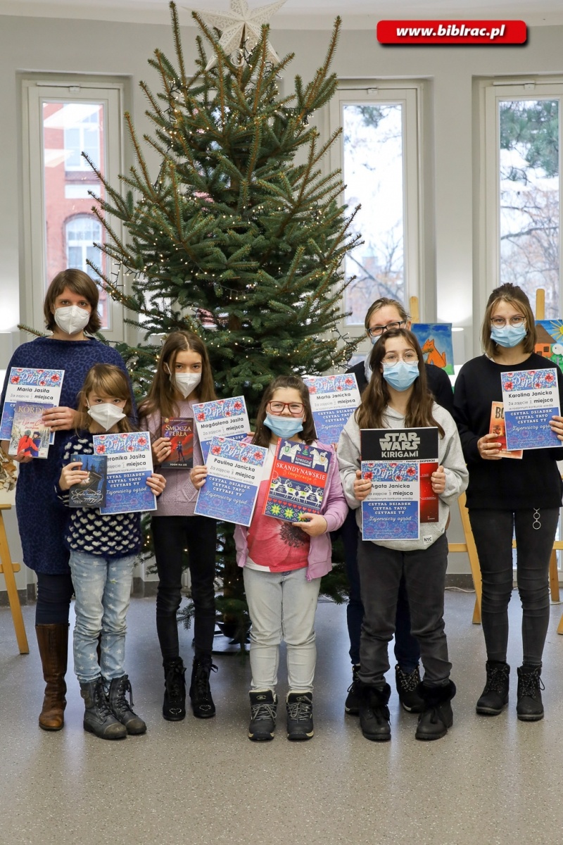 Zdjęcie w galerii na portalu naszraciborz.pl: Tajemniczy ogród. W miejskiej książnicy rozstrzygnięto rodzinny konkurs czytelniczy wiadomości z regionu