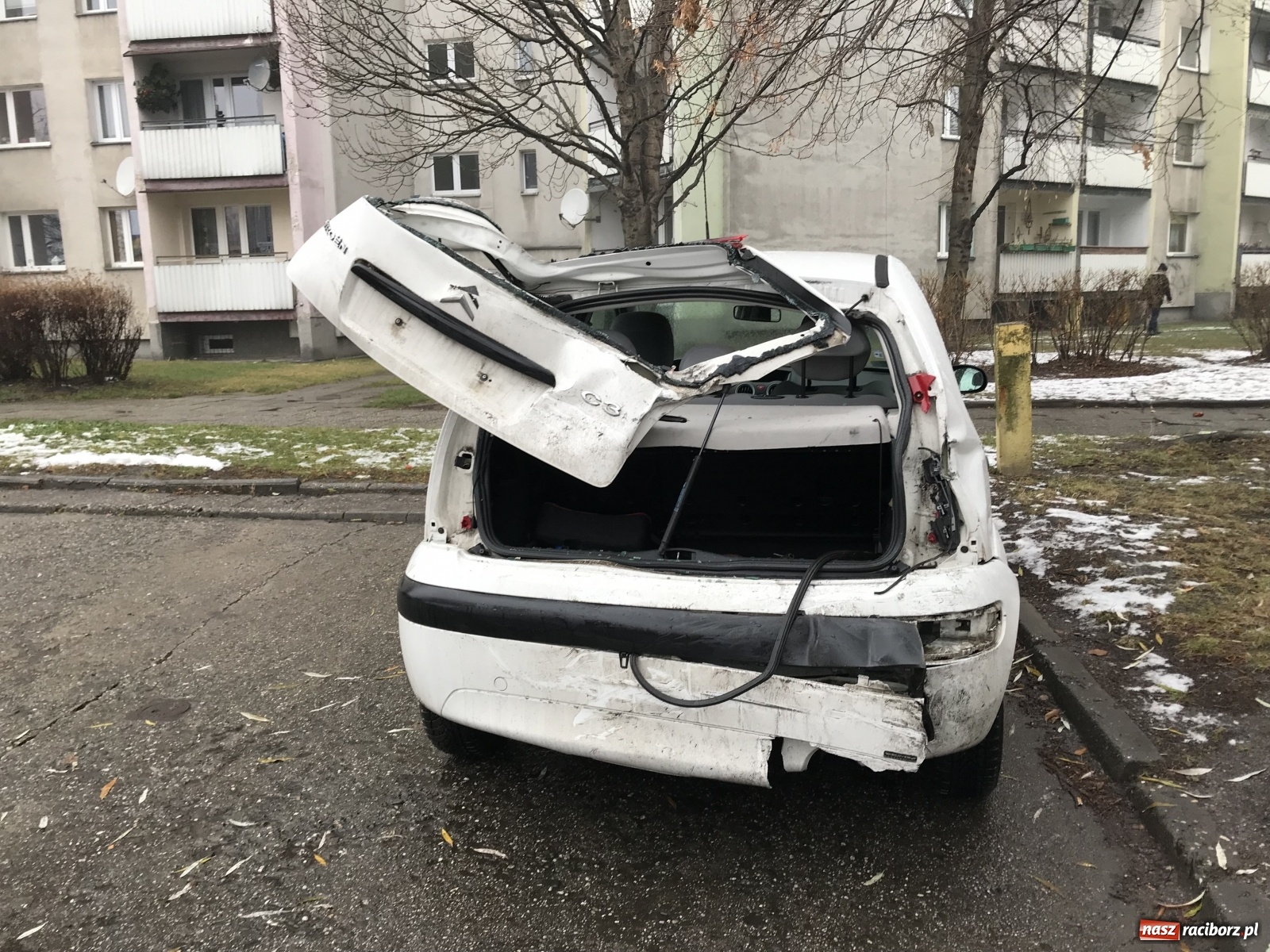 Zdjęcie w galerii na portalu naszraciborz.pl: Citroen stoczył się wprost pod koła nadjeżdżającej ciężarówki wiadomości z regionu