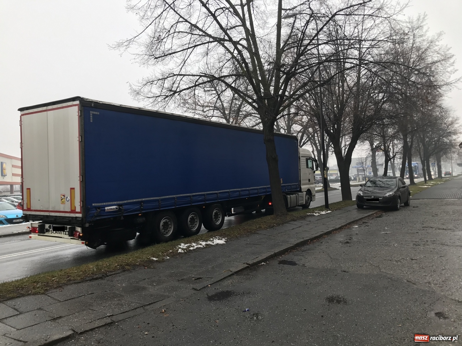 Zdjęcie w galerii na portalu naszraciborz.pl: Citroen stoczył się wprost pod koła nadjeżdżającej ciężarówki wiadomości z regionu