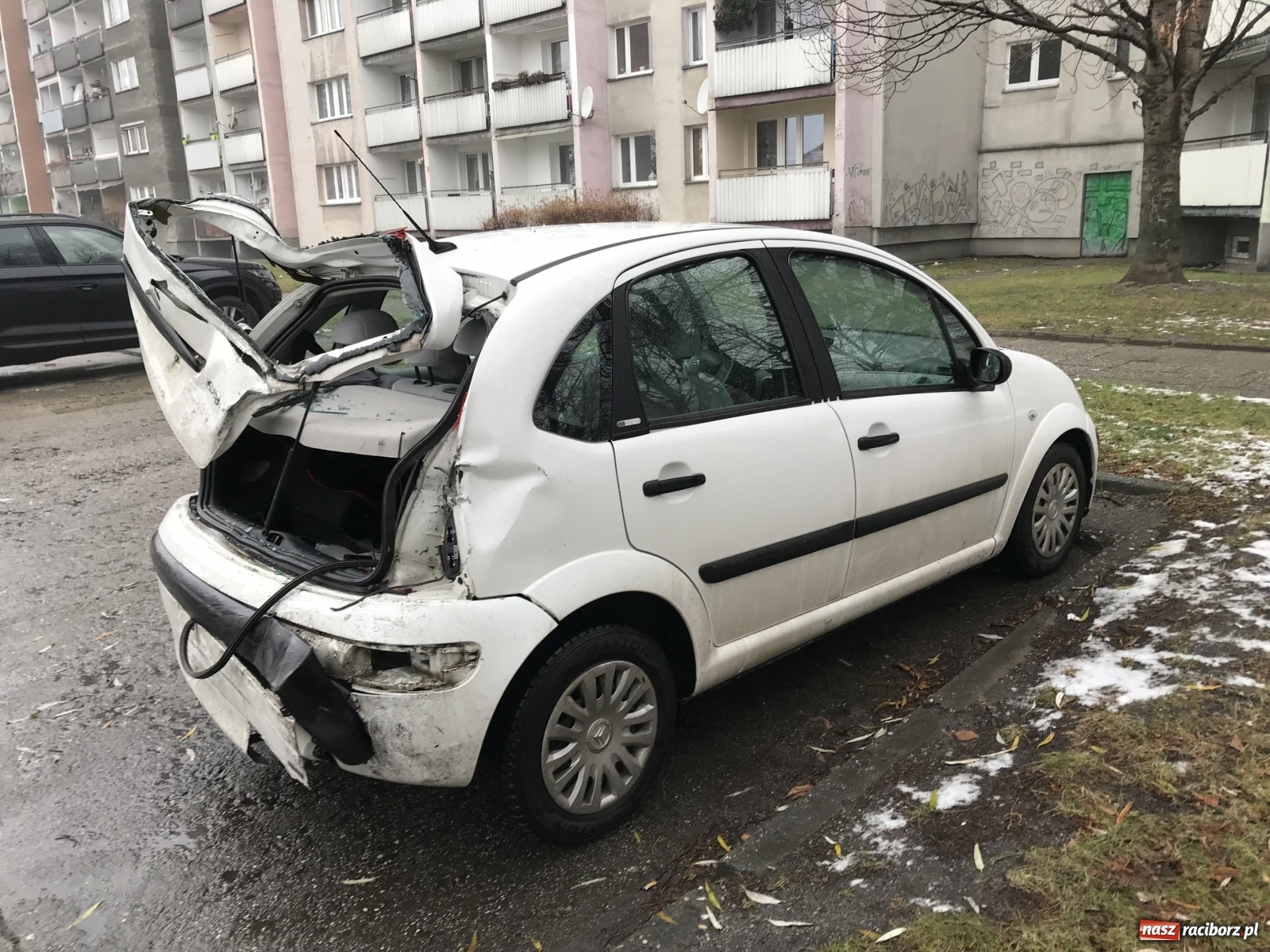 Zdjęcie w galerii na portalu naszraciborz.pl: Citroen stoczył się wprost pod koła nadjeżdżającej ciężarówki wiadomości z regionu