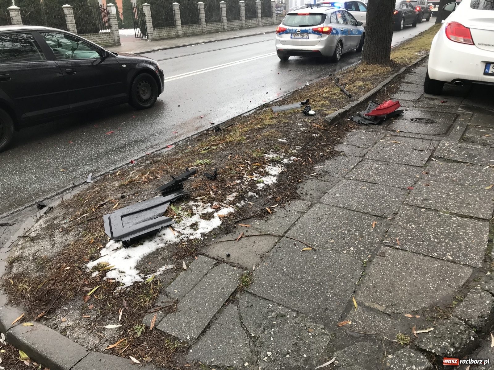 Zdjęcie w galerii na portalu naszraciborz.pl: Citroen stoczył się wprost pod koła nadjeżdżającej ciężarówki wiadomości z regionu