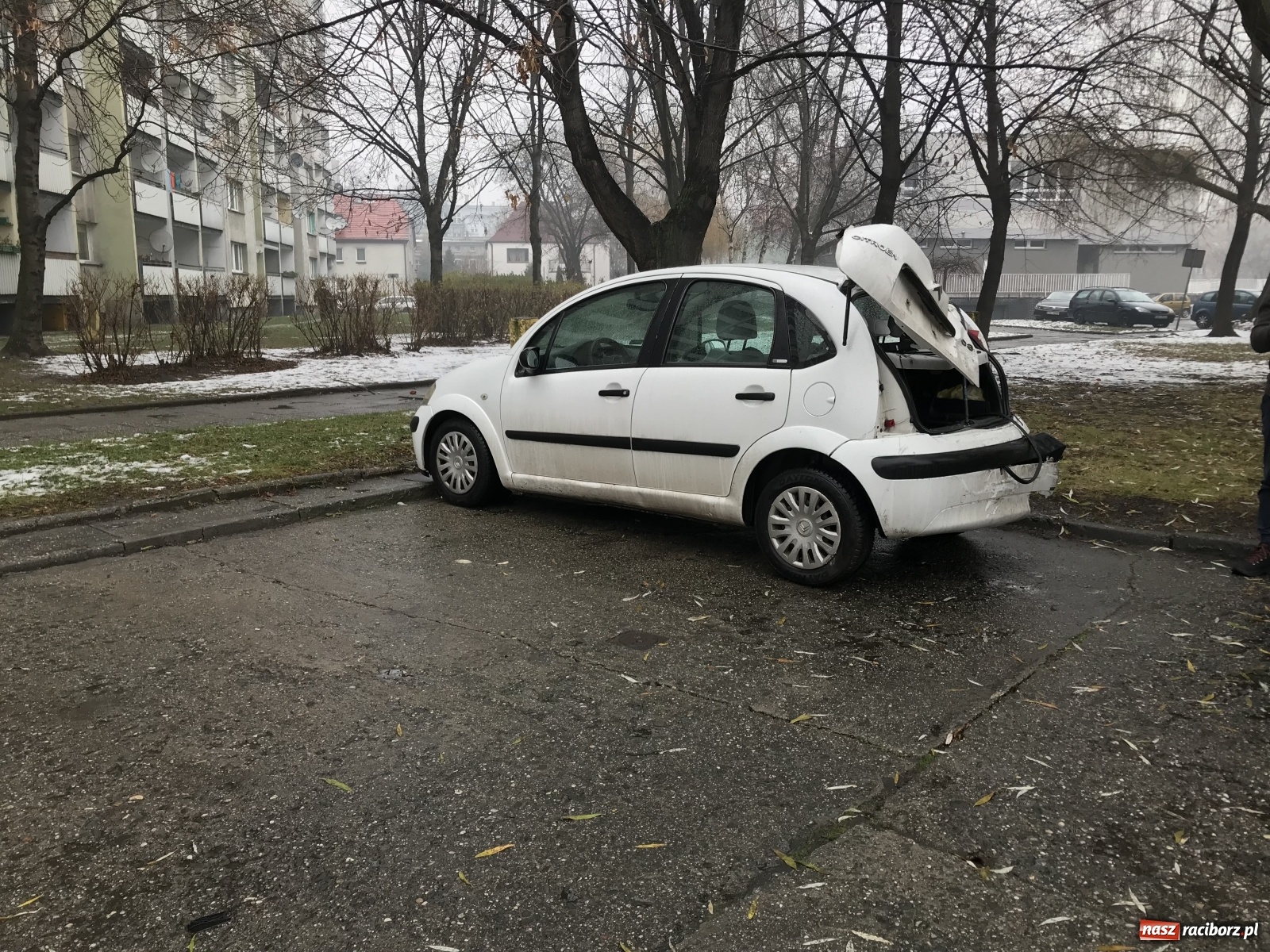 Zdjęcie w galerii na portalu naszraciborz.pl: Citroen stoczył się wprost pod koła nadjeżdżającej ciężarówki wiadomości z regionu