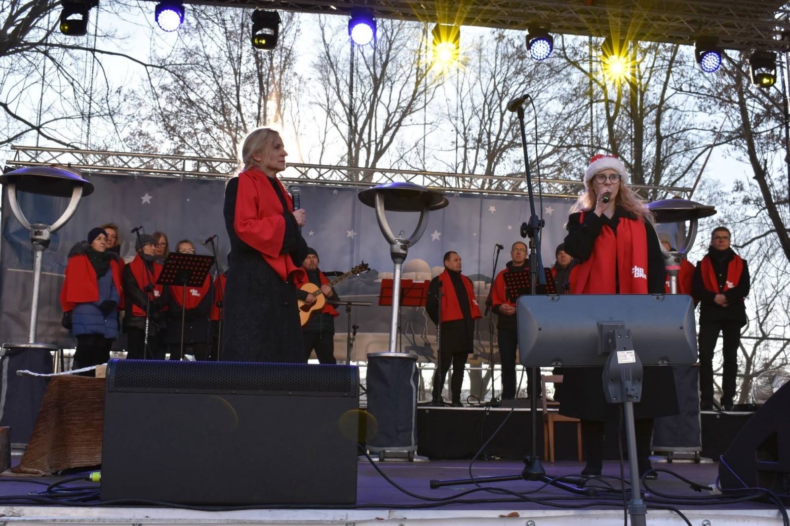 Zdjęcie w galerii na portalu naszraciborz.pl: Jarmark zamkowy. Dzieci na scenie i świąteczne wynalazki wiadomości z regionu
