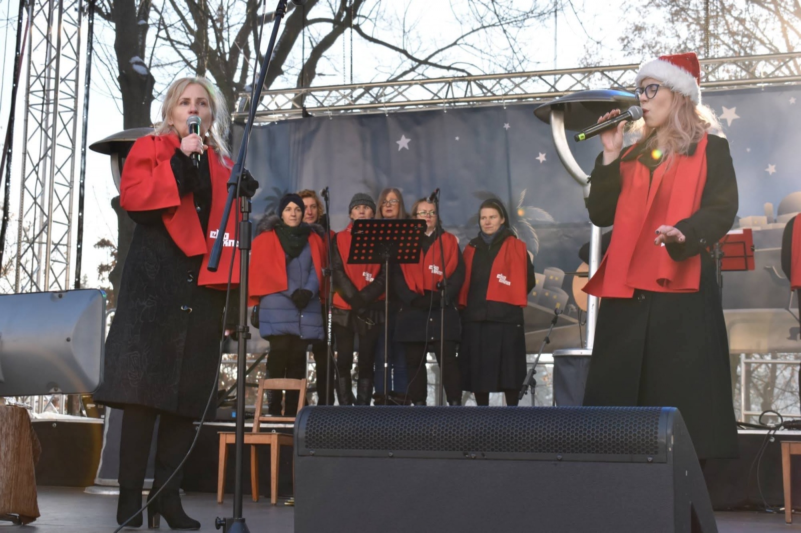 Zdjęcie w galerii na portalu naszraciborz.pl: Jarmark zamkowy. Dzieci na scenie i świąteczne wynalazki wiadomości z regionu
