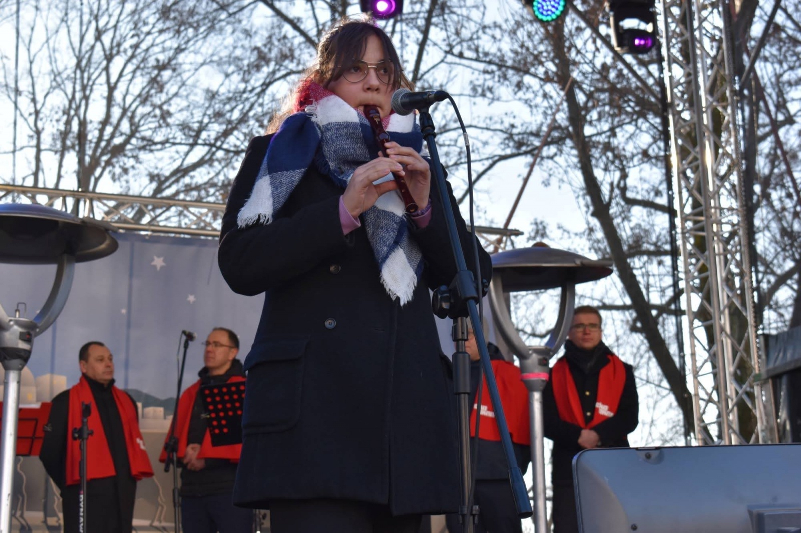 Zdjęcie w galerii na portalu naszraciborz.pl: Jarmark zamkowy. Dzieci na scenie i świąteczne wynalazki wiadomości z regionu