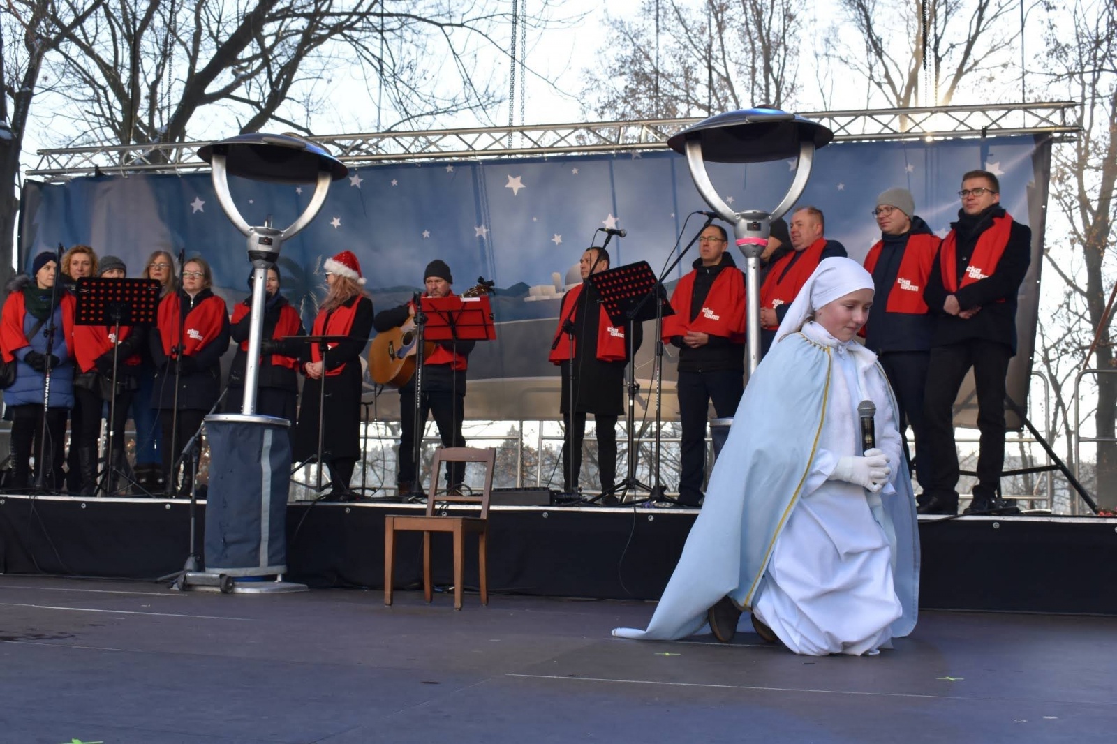 Zdjęcie w galerii na portalu naszraciborz.pl: Jarmark zamkowy. Dzieci na scenie i świąteczne wynalazki wiadomości z regionu
