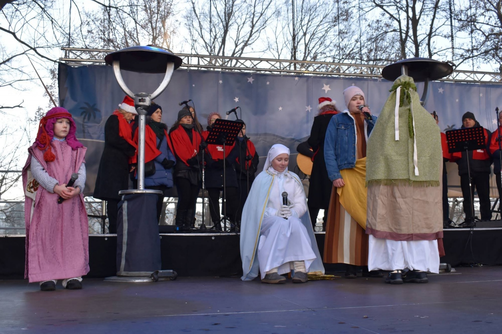 Zdjęcie w galerii na portalu naszraciborz.pl: Jarmark zamkowy. Dzieci na scenie i świąteczne wynalazki wiadomości z regionu
