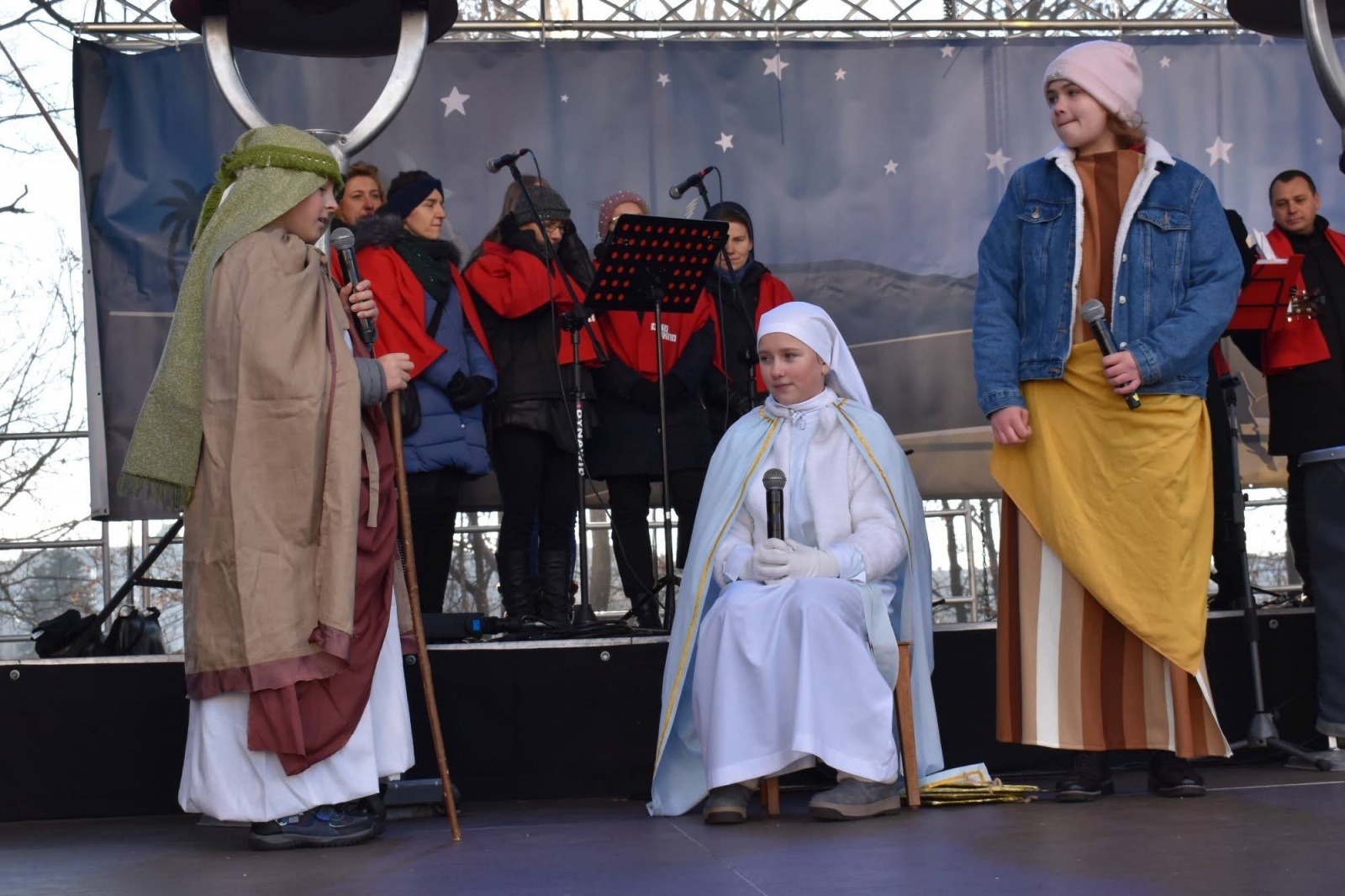 Zdjęcie w galerii na portalu naszraciborz.pl: Jarmark zamkowy. Dzieci na scenie i świąteczne wynalazki wiadomości z regionu