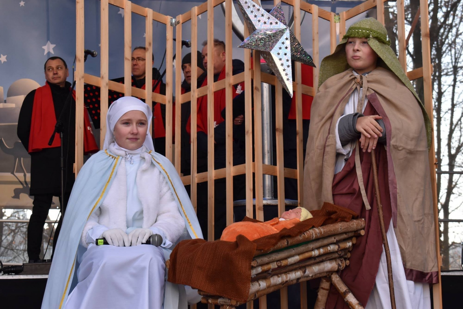 Zdjęcie w galerii na portalu naszraciborz.pl: Jarmark zamkowy. Dzieci na scenie i świąteczne wynalazki wiadomości z regionu