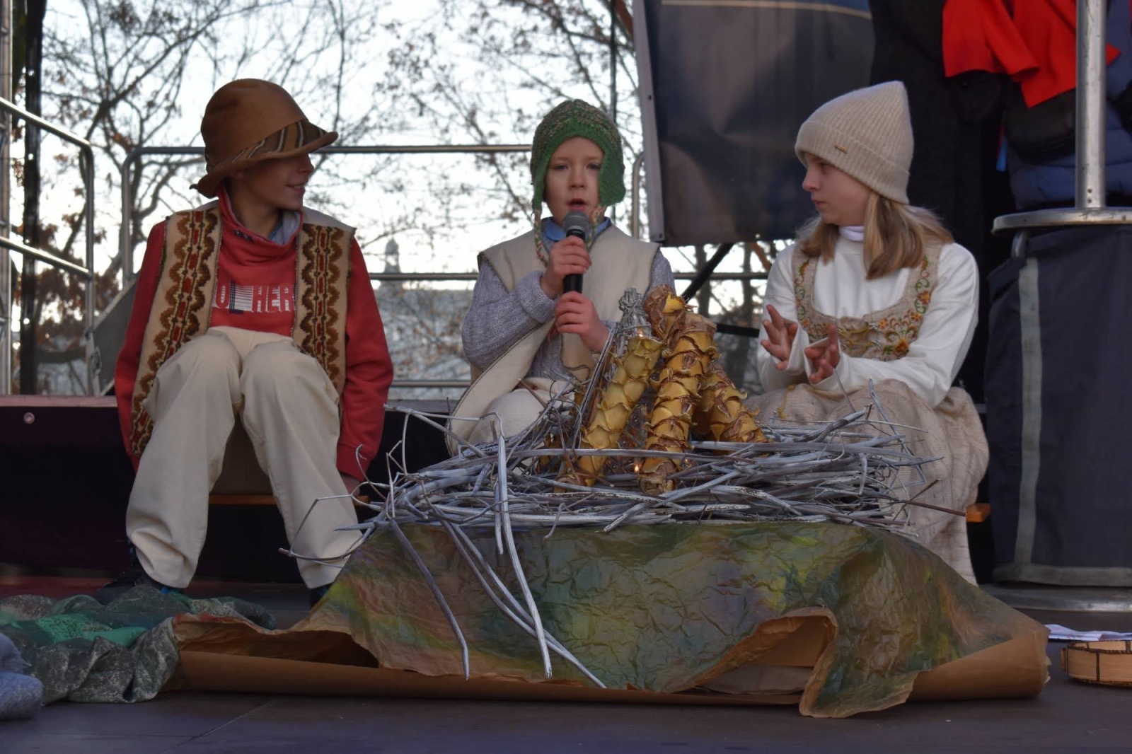 Zdjęcie w galerii na portalu naszraciborz.pl: Jarmark zamkowy. Dzieci na scenie i świąteczne wynalazki wiadomości z regionu