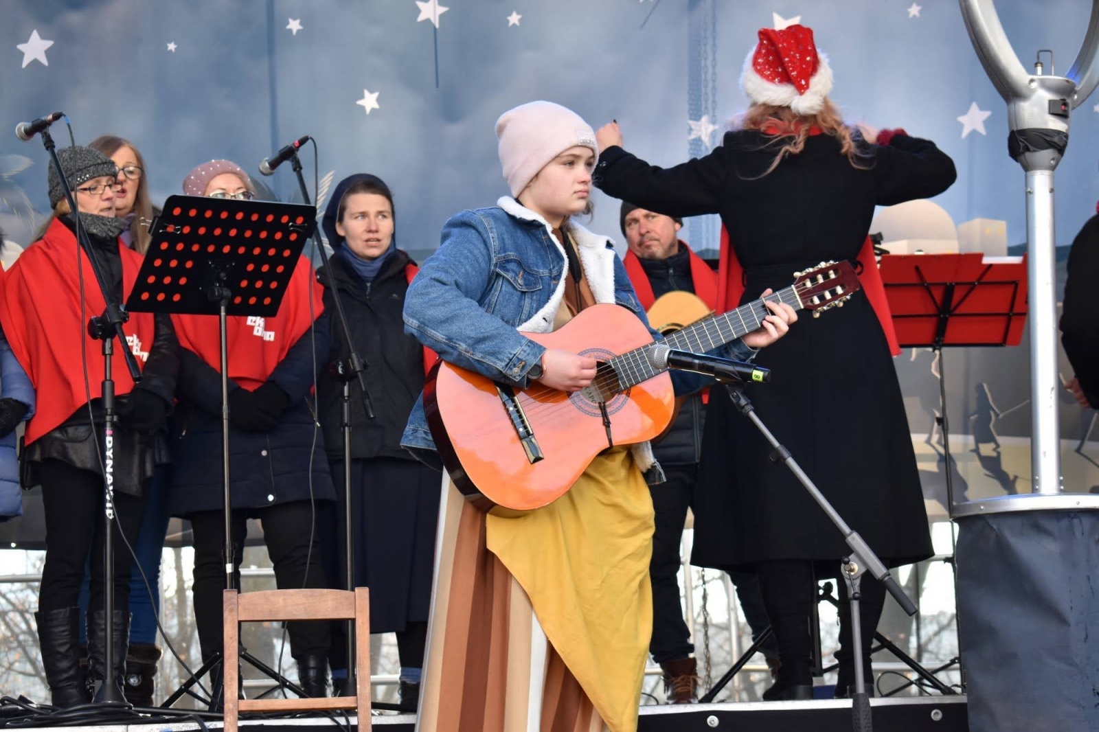 Zdjęcie w galerii na portalu naszraciborz.pl: Jarmark zamkowy. Dzieci na scenie i świąteczne wynalazki wiadomości z regionu