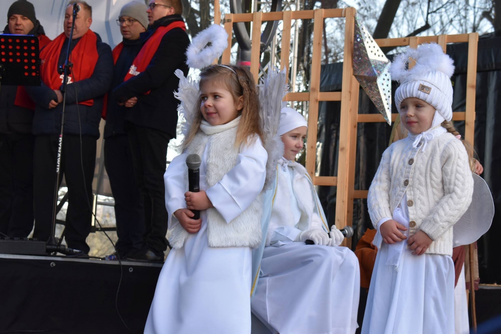 Zdjęcie w galerii na portalu naszraciborz.pl: Jarmark zamkowy. Dzieci na scenie i świąteczne wynalazki wiadomości z regionu