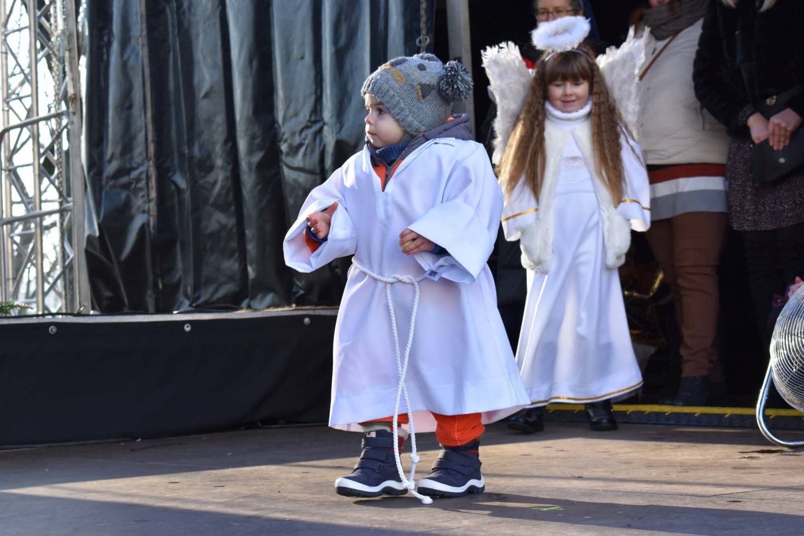 Zdjęcie w galerii na portalu naszraciborz.pl: Jarmark zamkowy. Dzieci na scenie i świąteczne wynalazki wiadomości z regionu