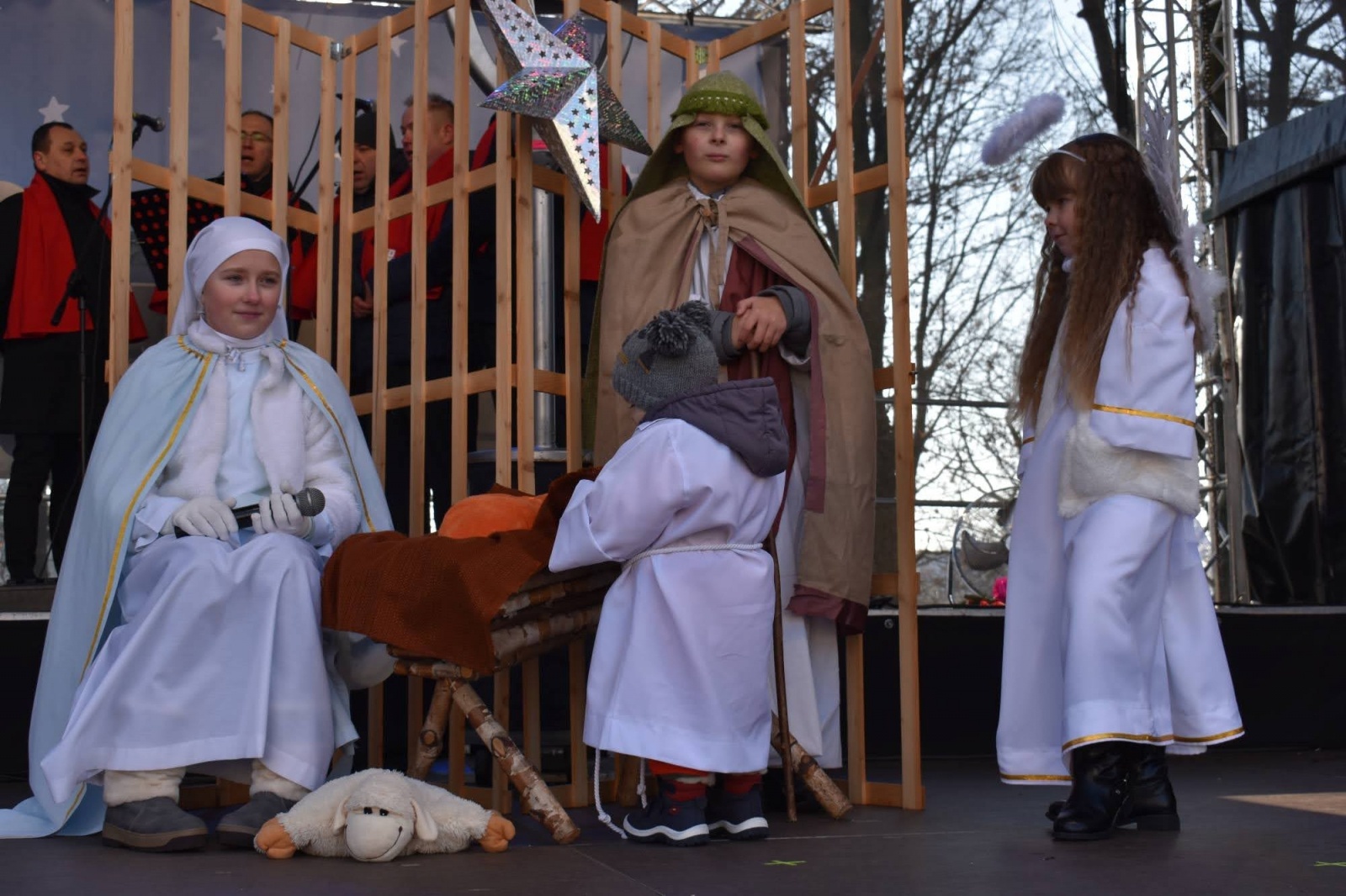 Zdjęcie w galerii na portalu naszraciborz.pl: Jarmark zamkowy. Dzieci na scenie i świąteczne wynalazki wiadomości z regionu