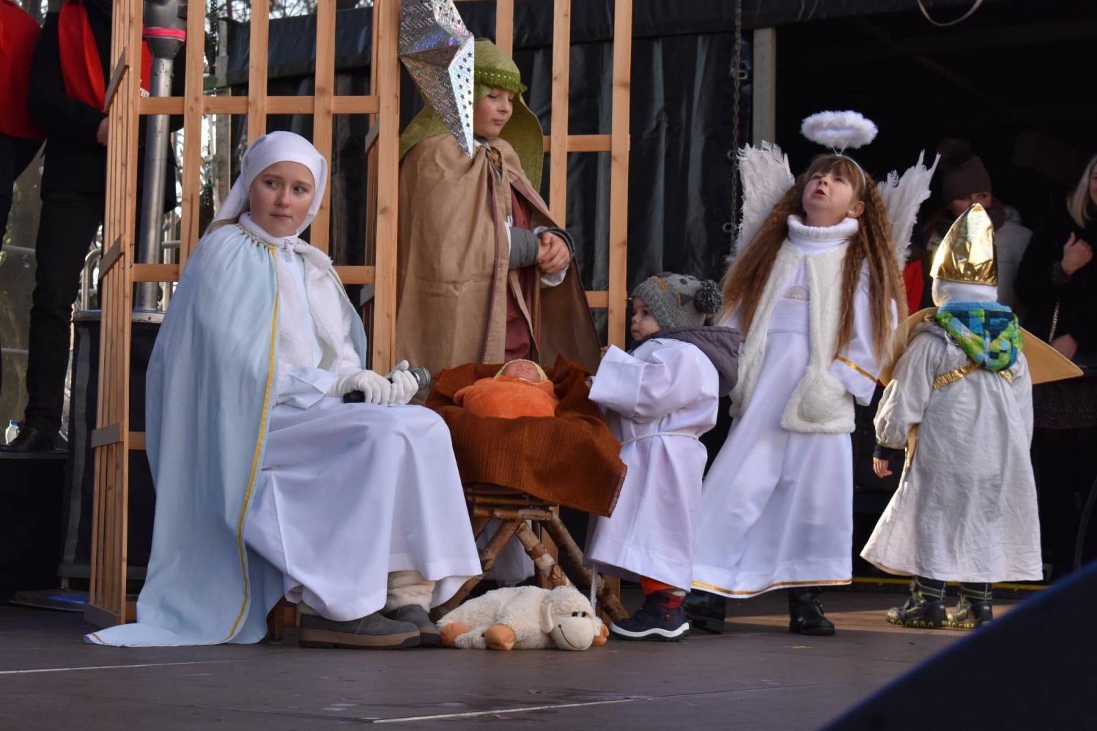 Zdjęcie w galerii na portalu naszraciborz.pl: Jarmark zamkowy. Dzieci na scenie i świąteczne wynalazki wiadomości z regionu