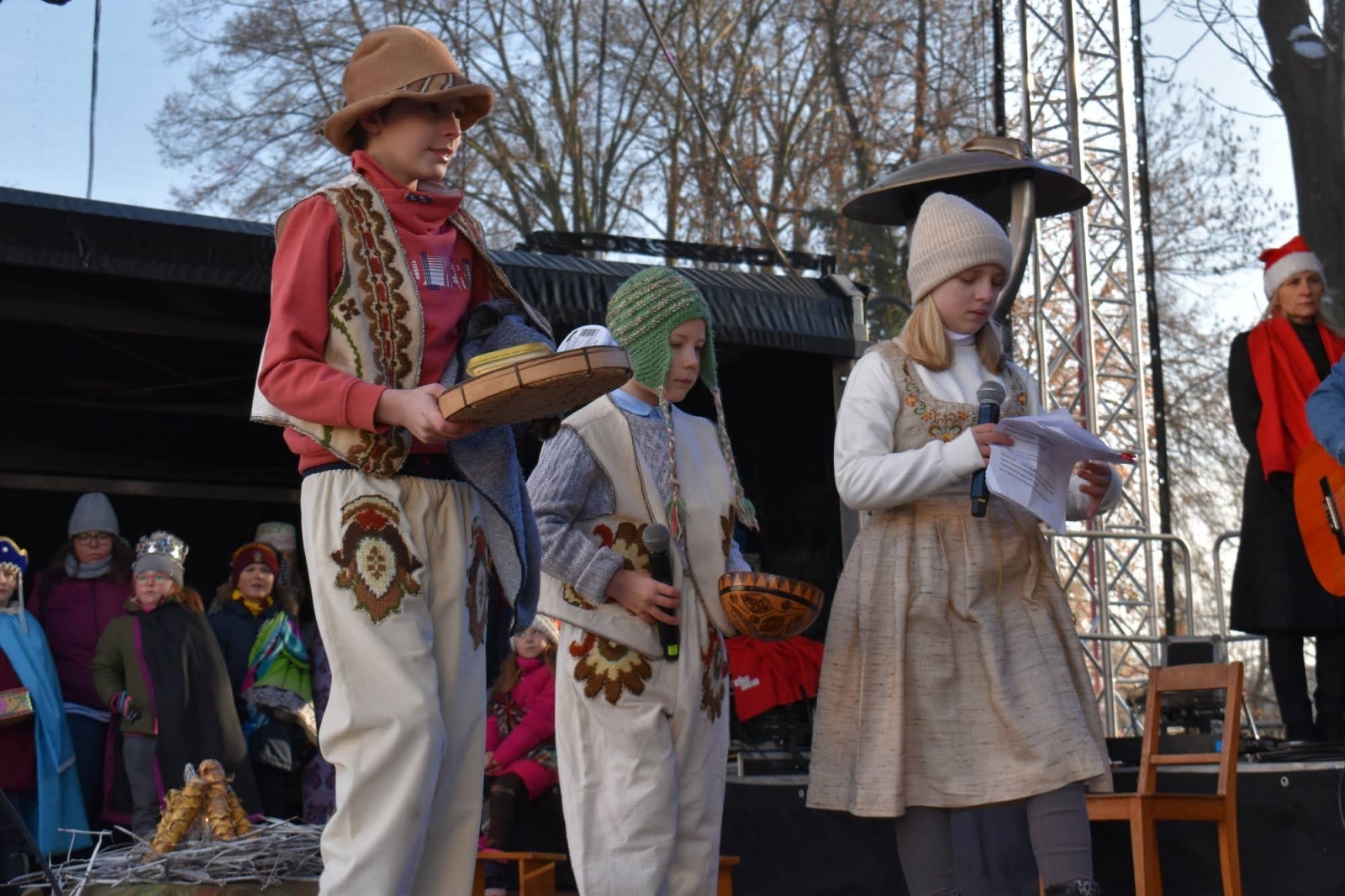 Zdjęcie w galerii na portalu naszraciborz.pl: Jarmark zamkowy. Dzieci na scenie i świąteczne wynalazki wiadomości z regionu