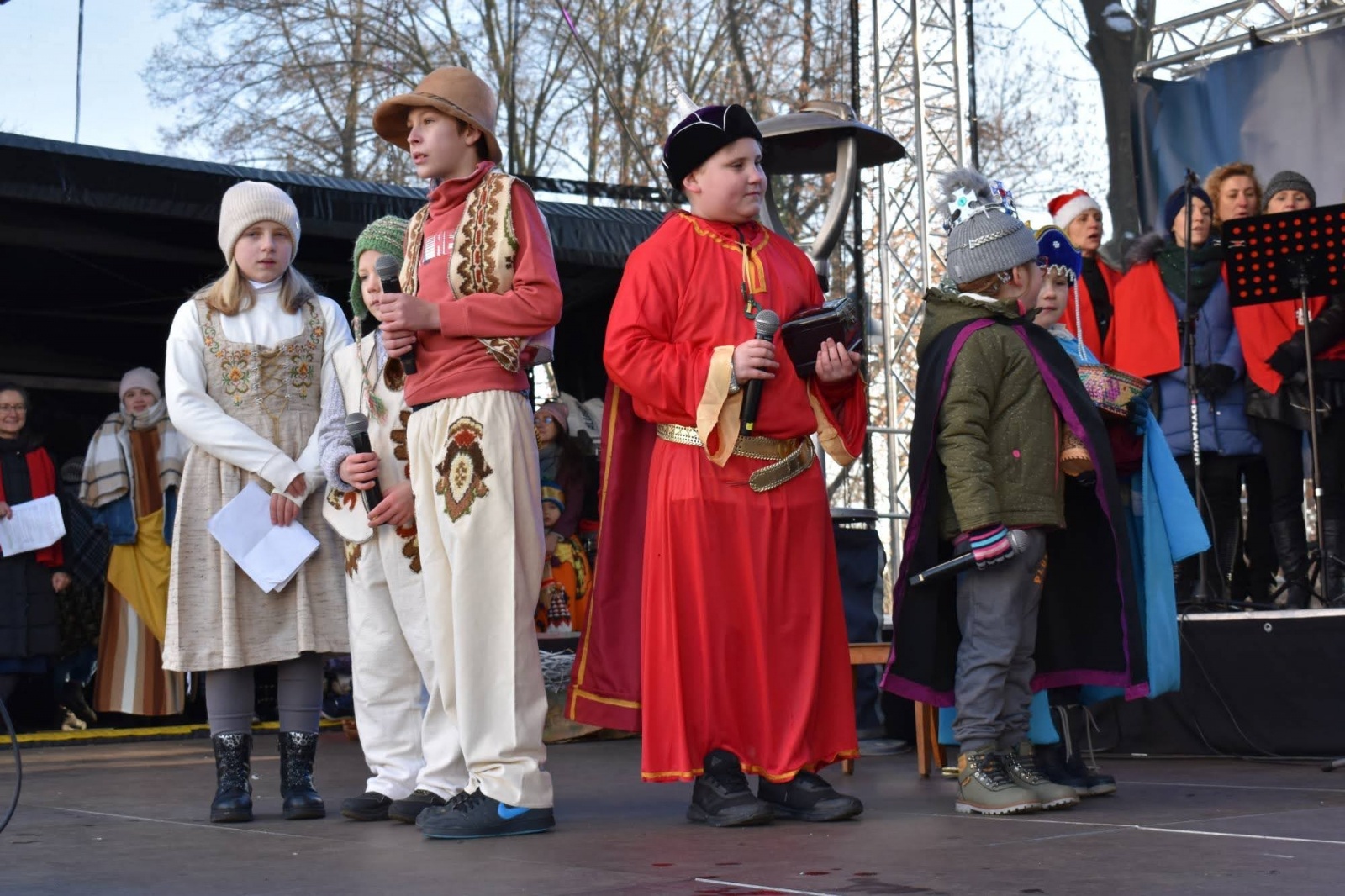 Zdjęcie w galerii na portalu naszraciborz.pl: Jarmark zamkowy. Dzieci na scenie i świąteczne wynalazki wiadomości z regionu
