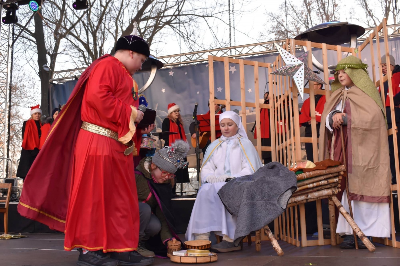Zdjęcie w galerii na portalu naszraciborz.pl: Jarmark zamkowy. Dzieci na scenie i świąteczne wynalazki wiadomości z regionu
