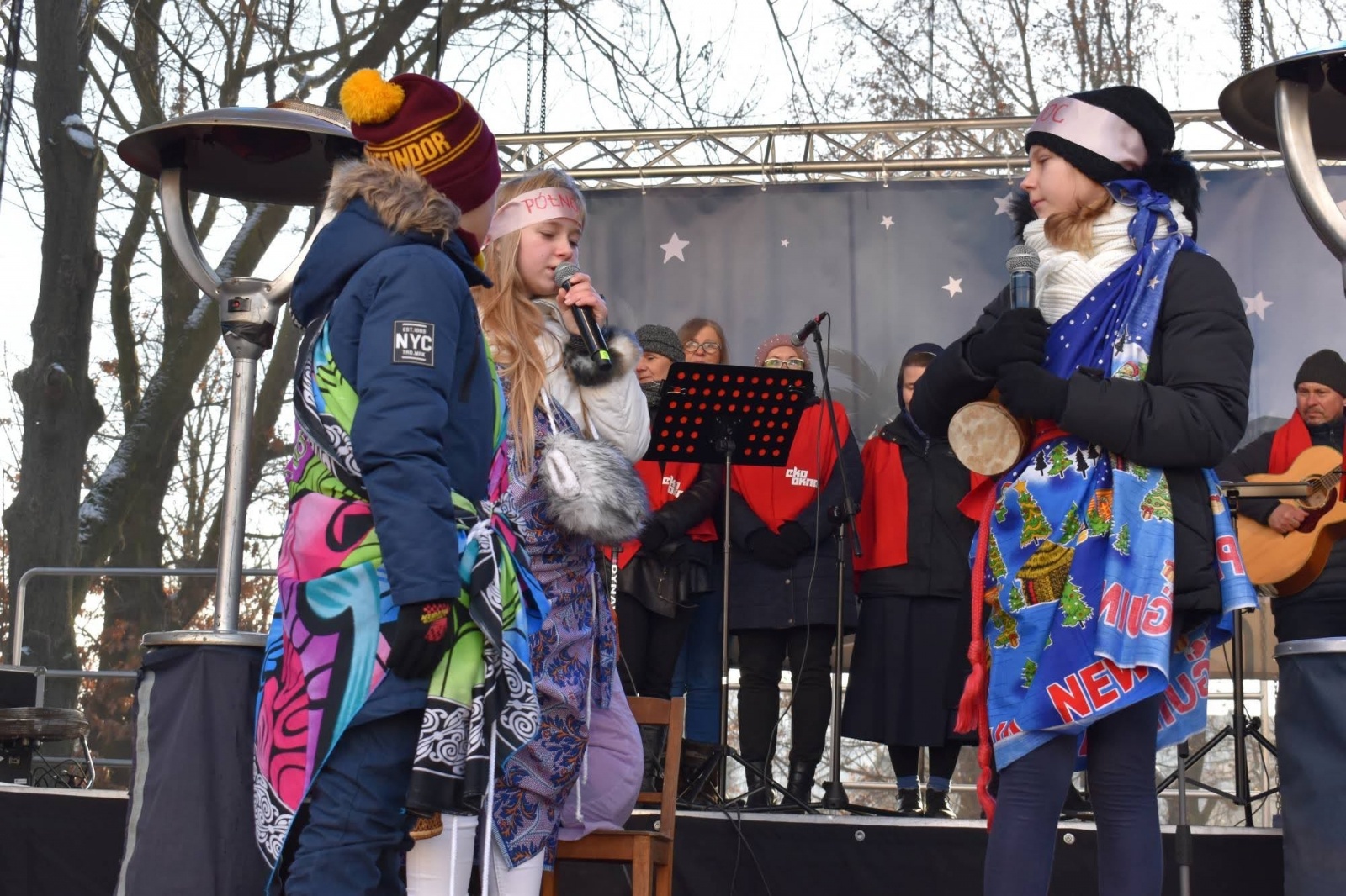 Zdjęcie w galerii na portalu naszraciborz.pl: Jarmark zamkowy. Dzieci na scenie i świąteczne wynalazki wiadomości z regionu